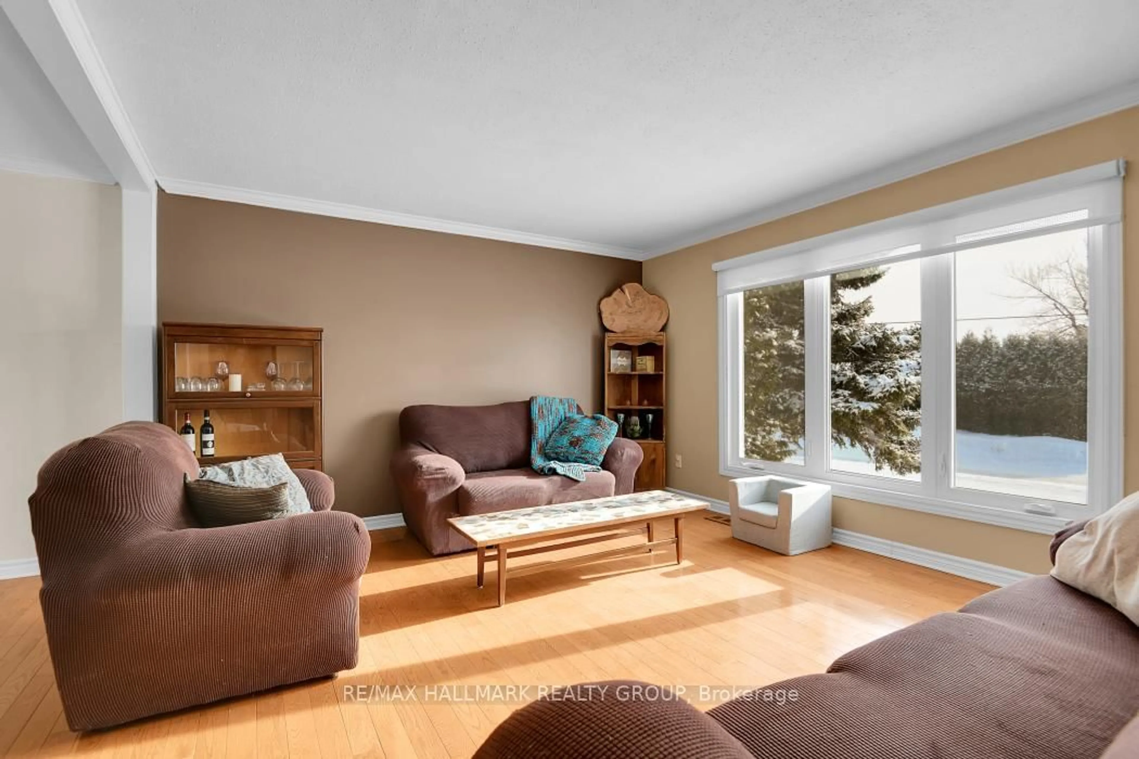 Living room with furniture, wood/laminate floor for 79 Bourdeau Cres, Russell Ontario K0A 1W0