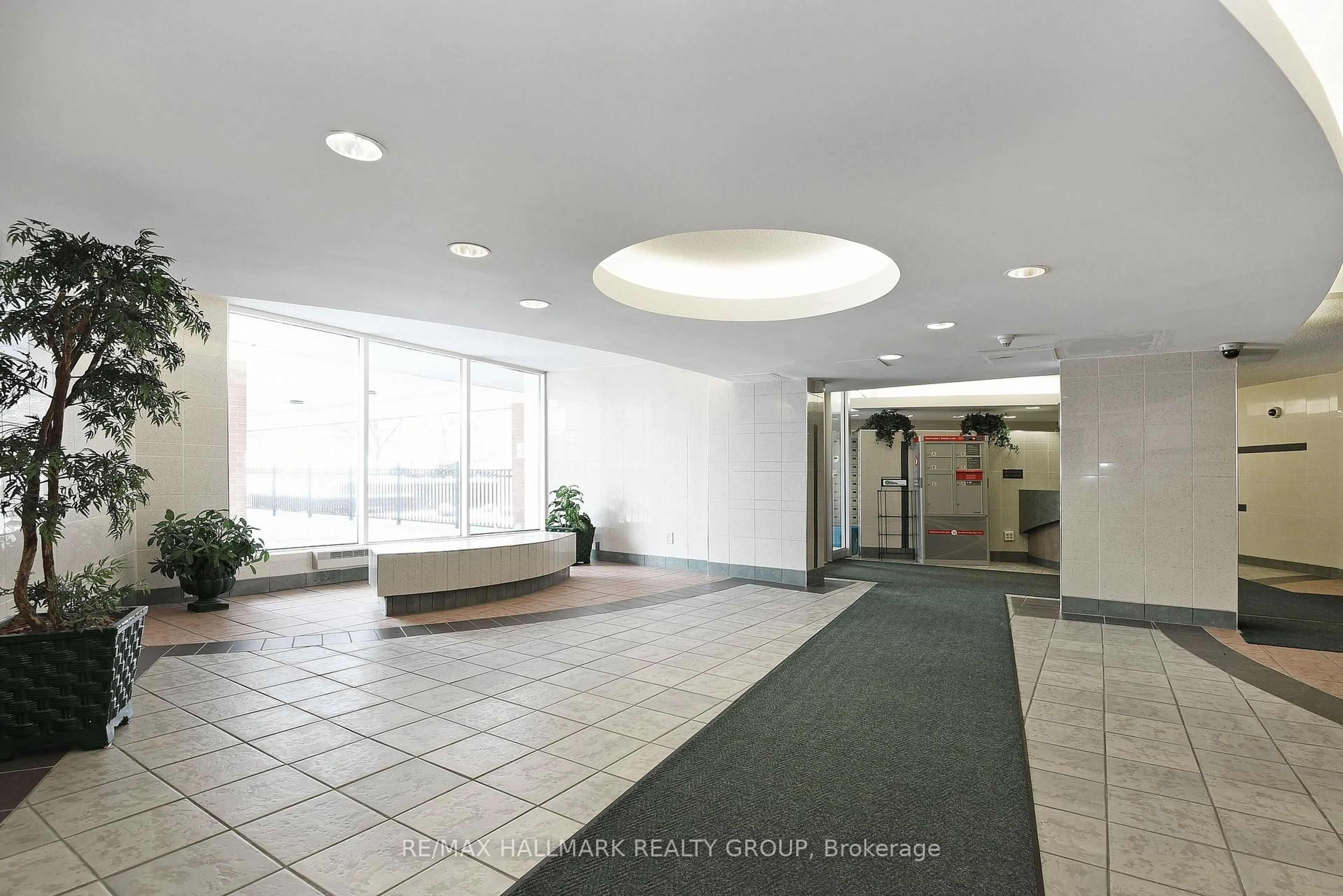 Indoor foyer for 2020 Jasmine Cres #805, Ottawa Ontario K1J 8K5