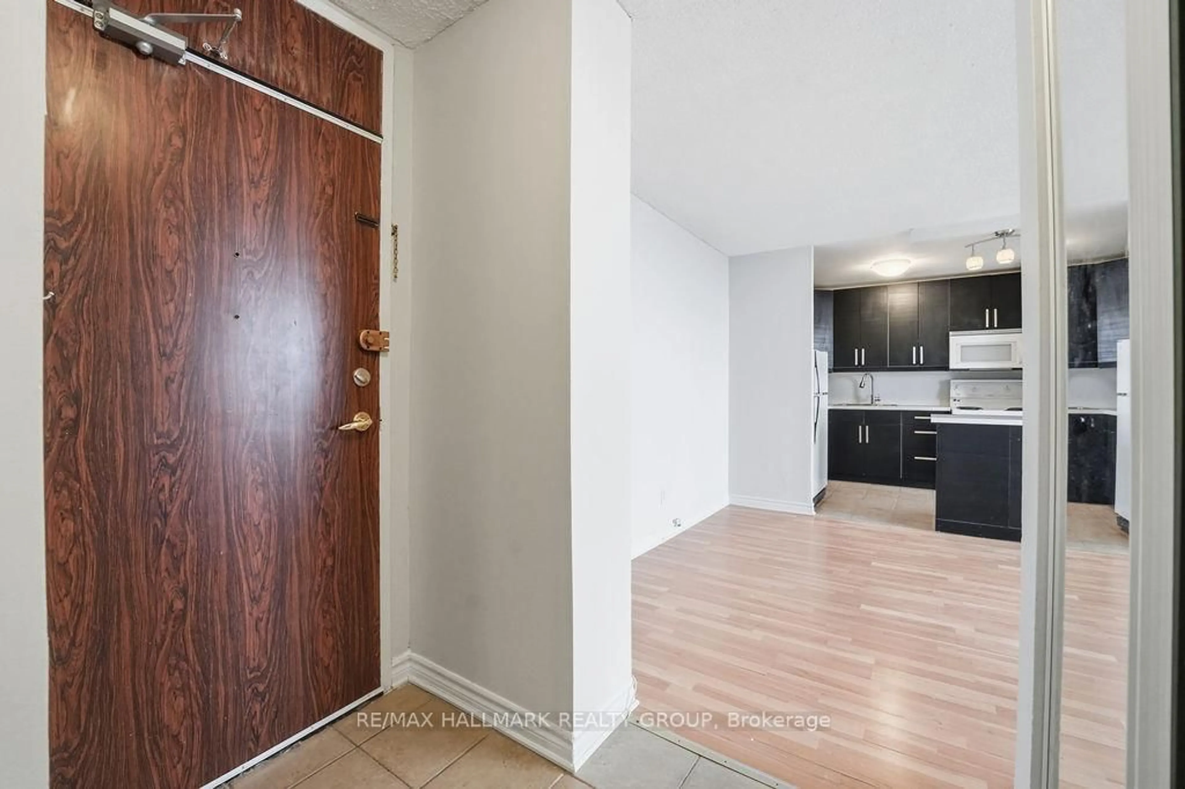 Indoor entryway for 2020 Jasmine Cres #805, Ottawa Ontario K1J 8K5