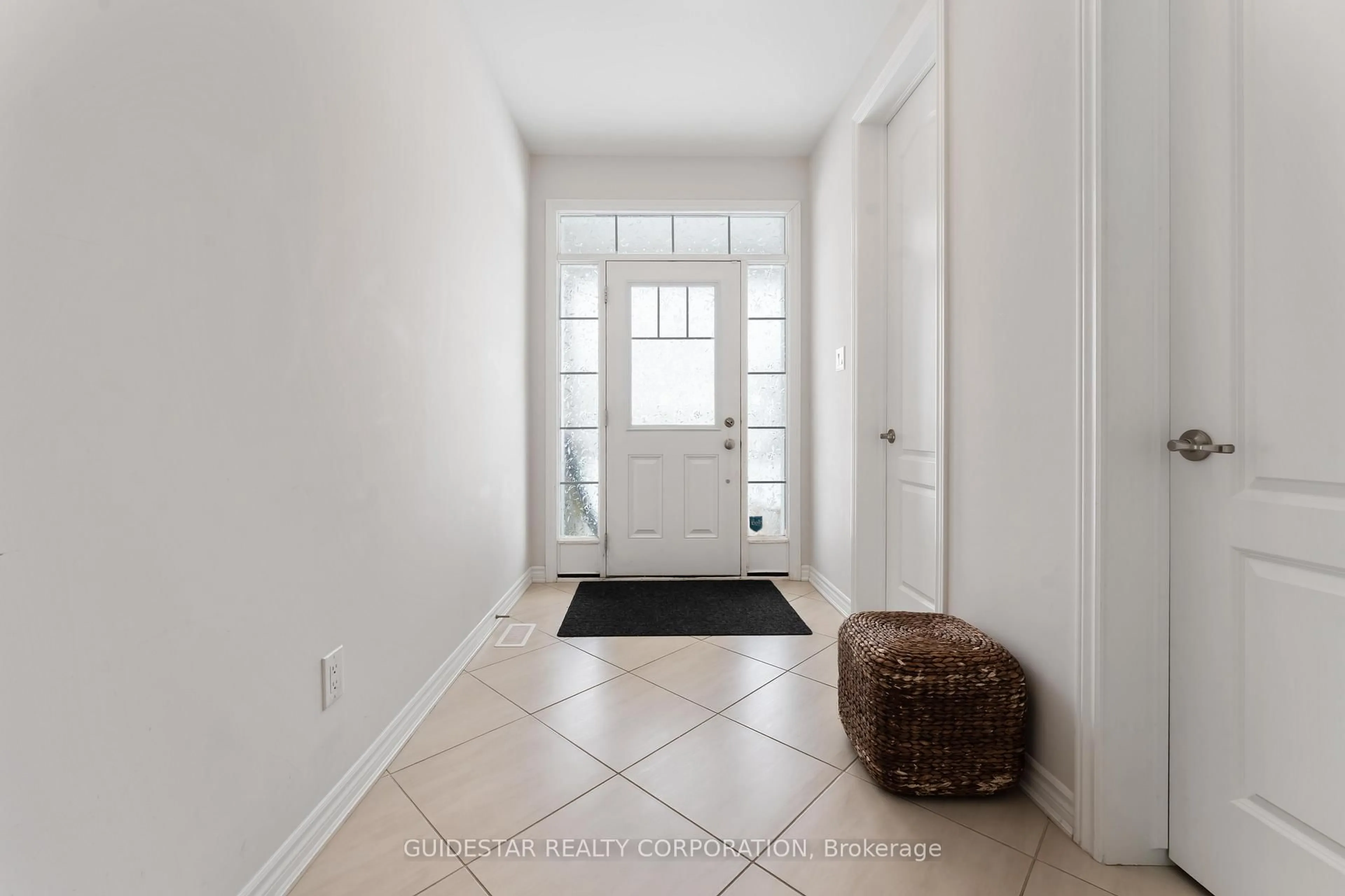 Indoor entryway for 30 Oxalis Cres, Ottawa Ontario K2V 0J6