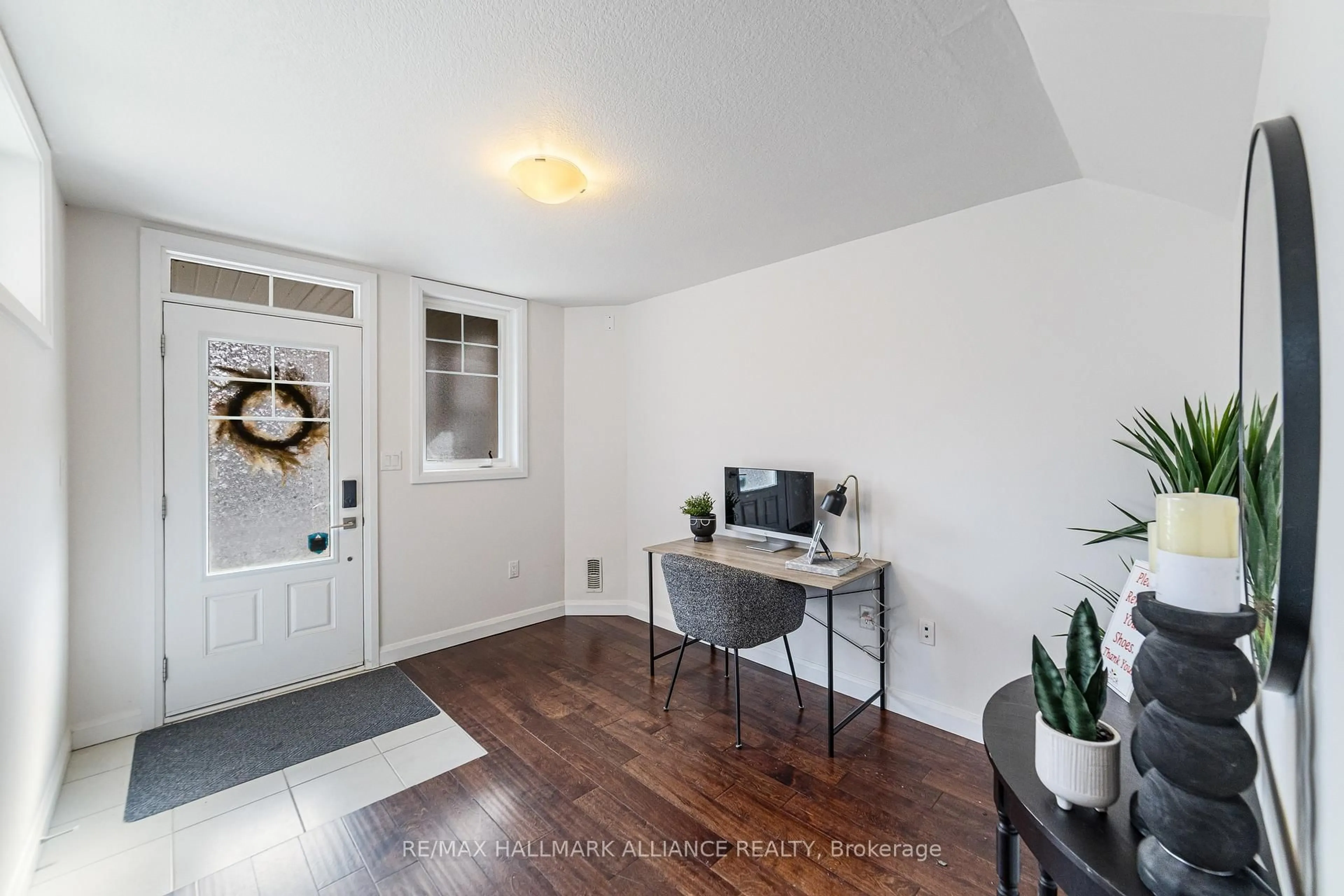 Indoor entryway for 1169 Garner Rd ##45, Hamilton Ontario L9G 0G8