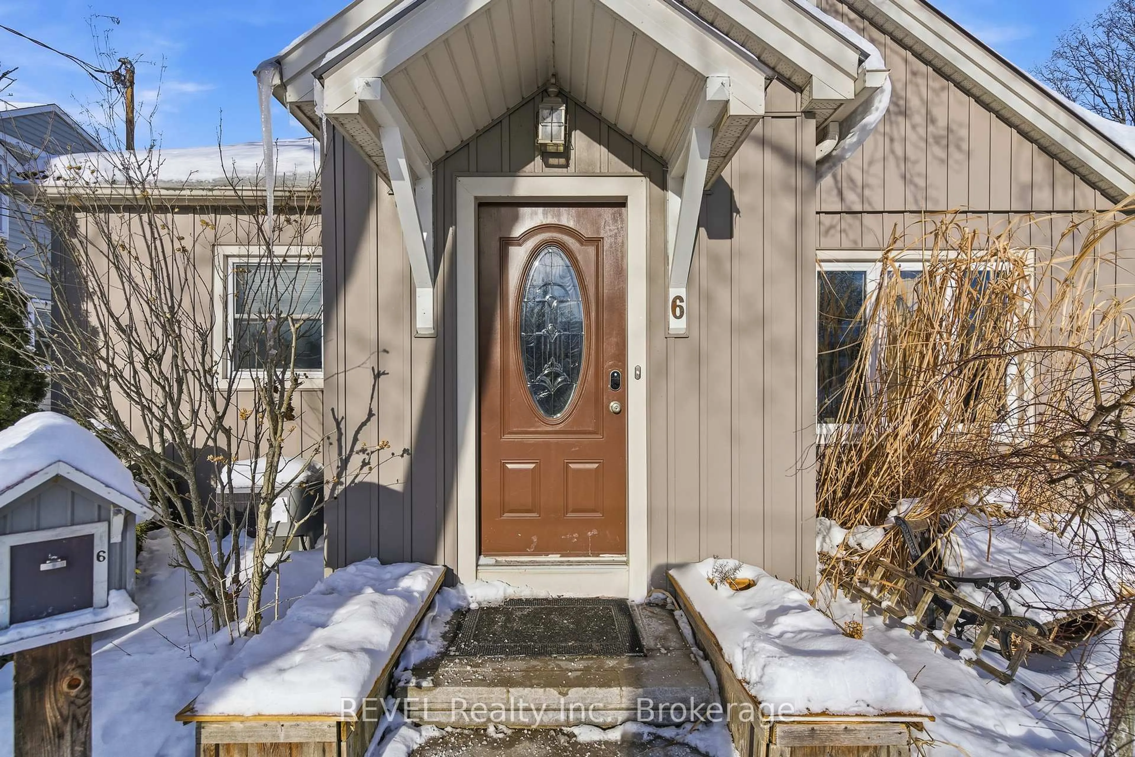 Indoor entryway for 6 Rosslyn Ave, Grimsby Ontario L3M 3G2