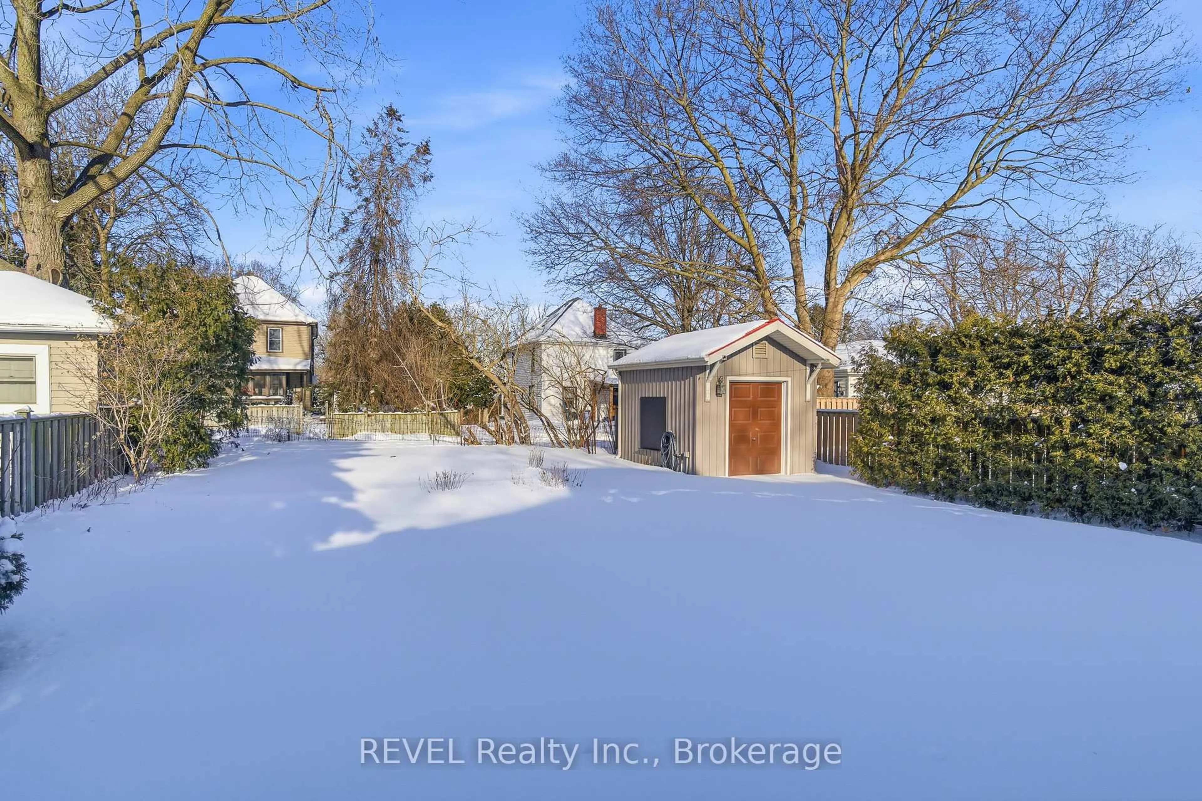 A pic from outside/outdoor area/front of a property/back of a property/a pic from drone, street for 6 Rosslyn Ave, Grimsby Ontario L3M 3G2