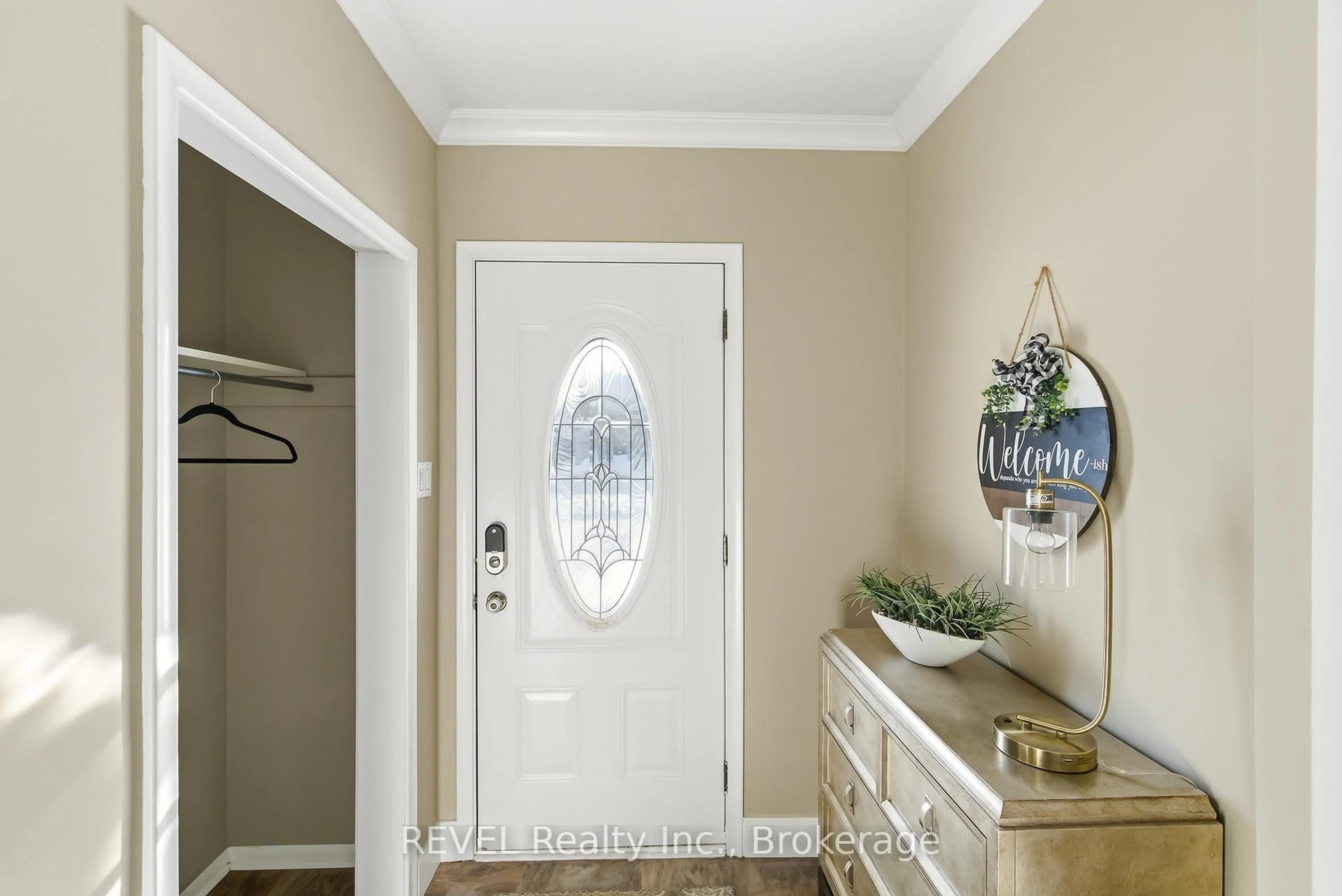 Indoor entryway for 6 Rosslyn Ave, Grimsby Ontario L3M 3G2