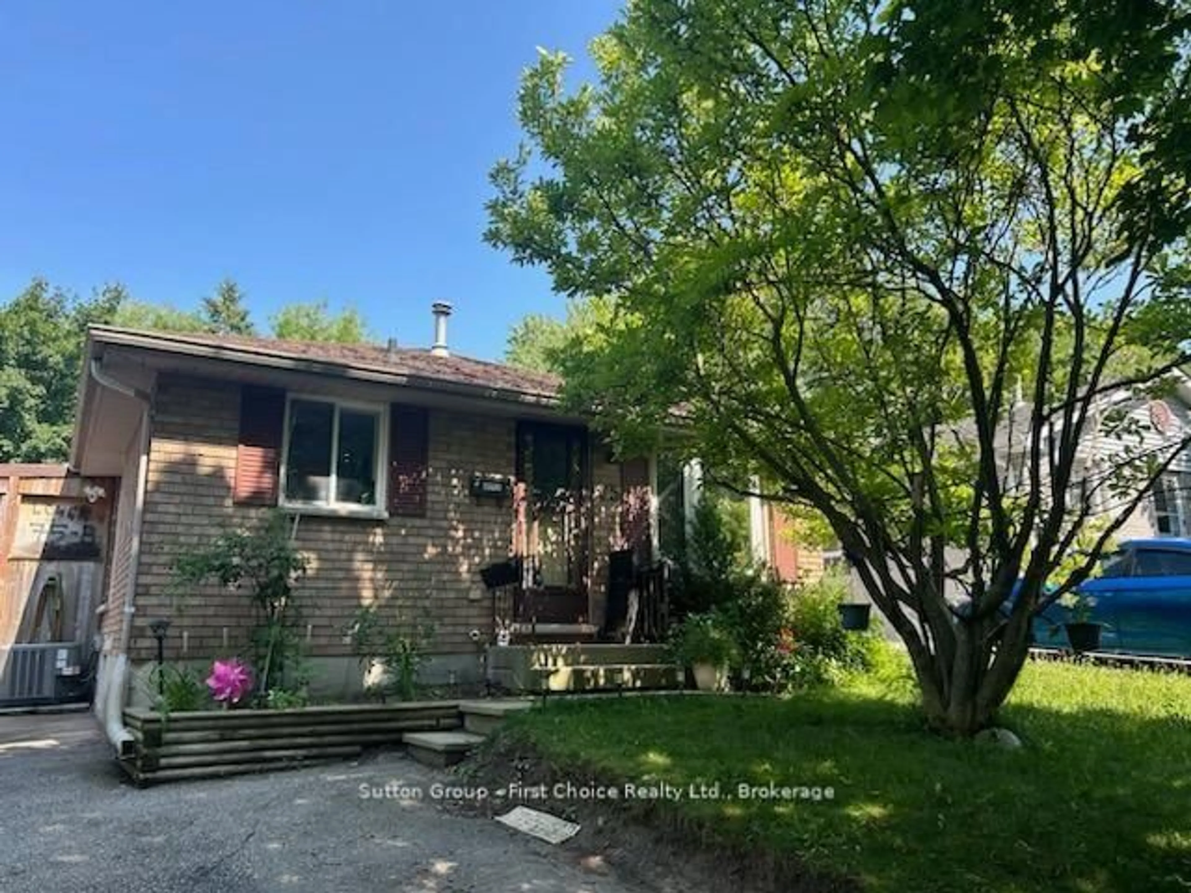 A pic from outside/outdoor area/front of a property/back of a property/a pic from drone, street for 75 Cleveland Pl, London South Ontario N5Z 4T5