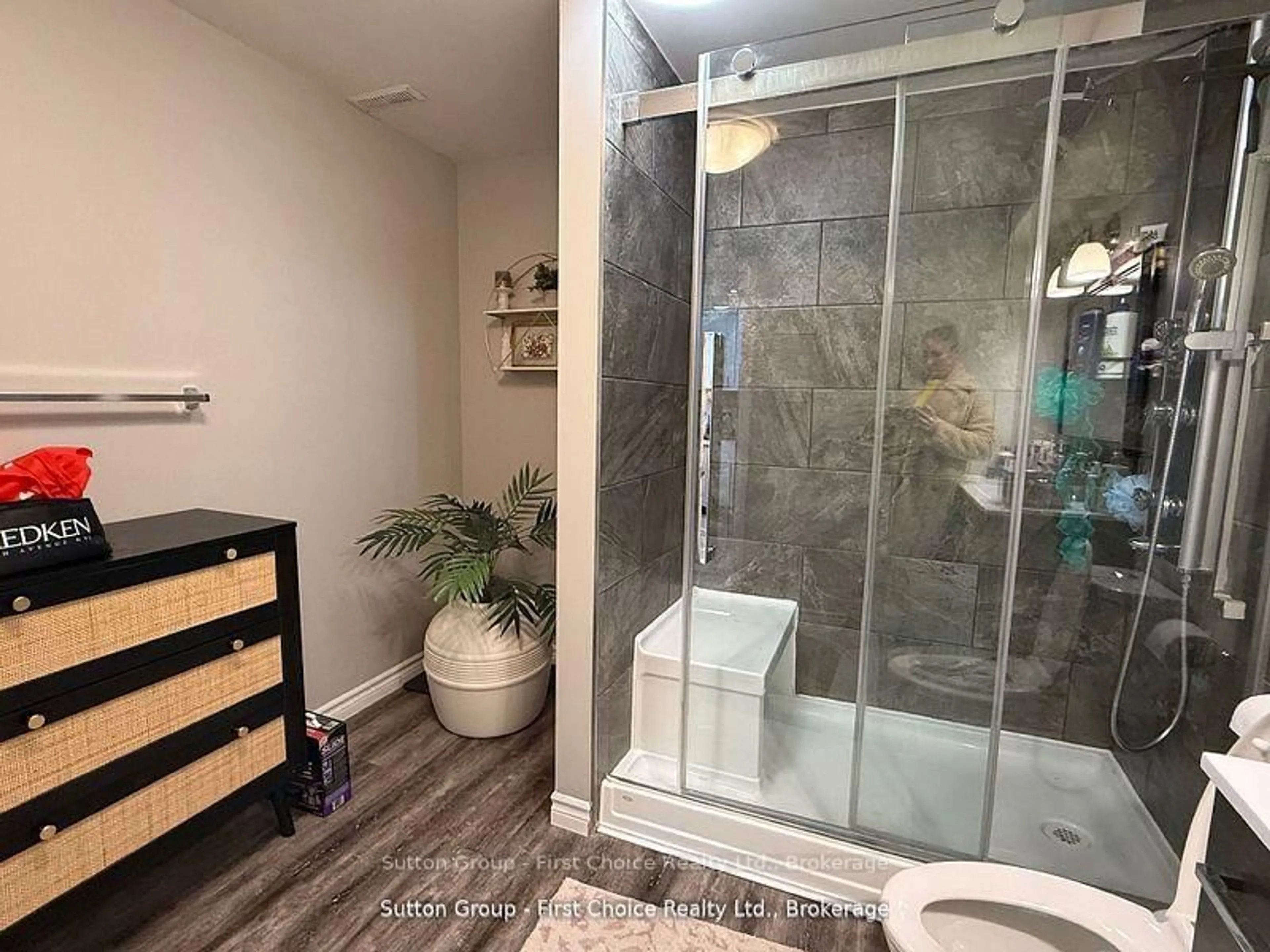 Contemporary bathroom, ceramic/tile floor for 75 Cleveland Pl, London South Ontario N5Z 4T5