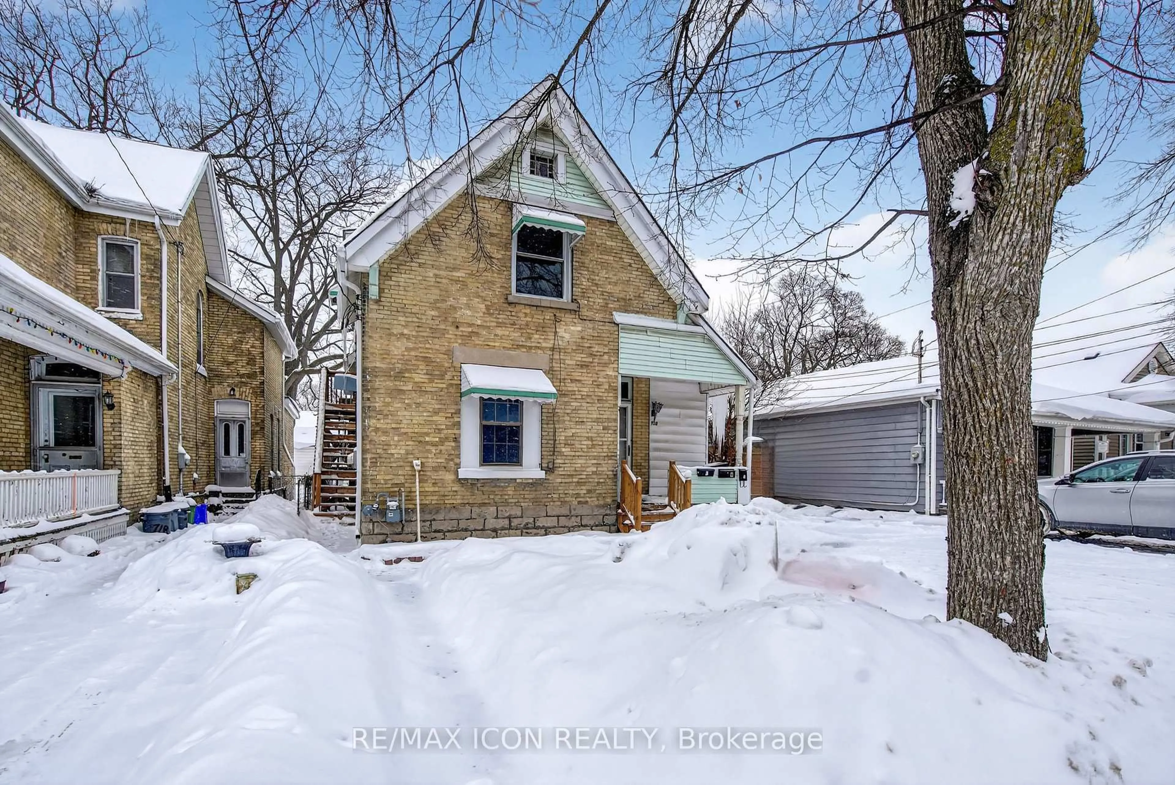 A pic from outside/outdoor area/front of a property/back of a property/a pic from drone, street for 720 Queens Ave, London East Ontario N5W 3H5