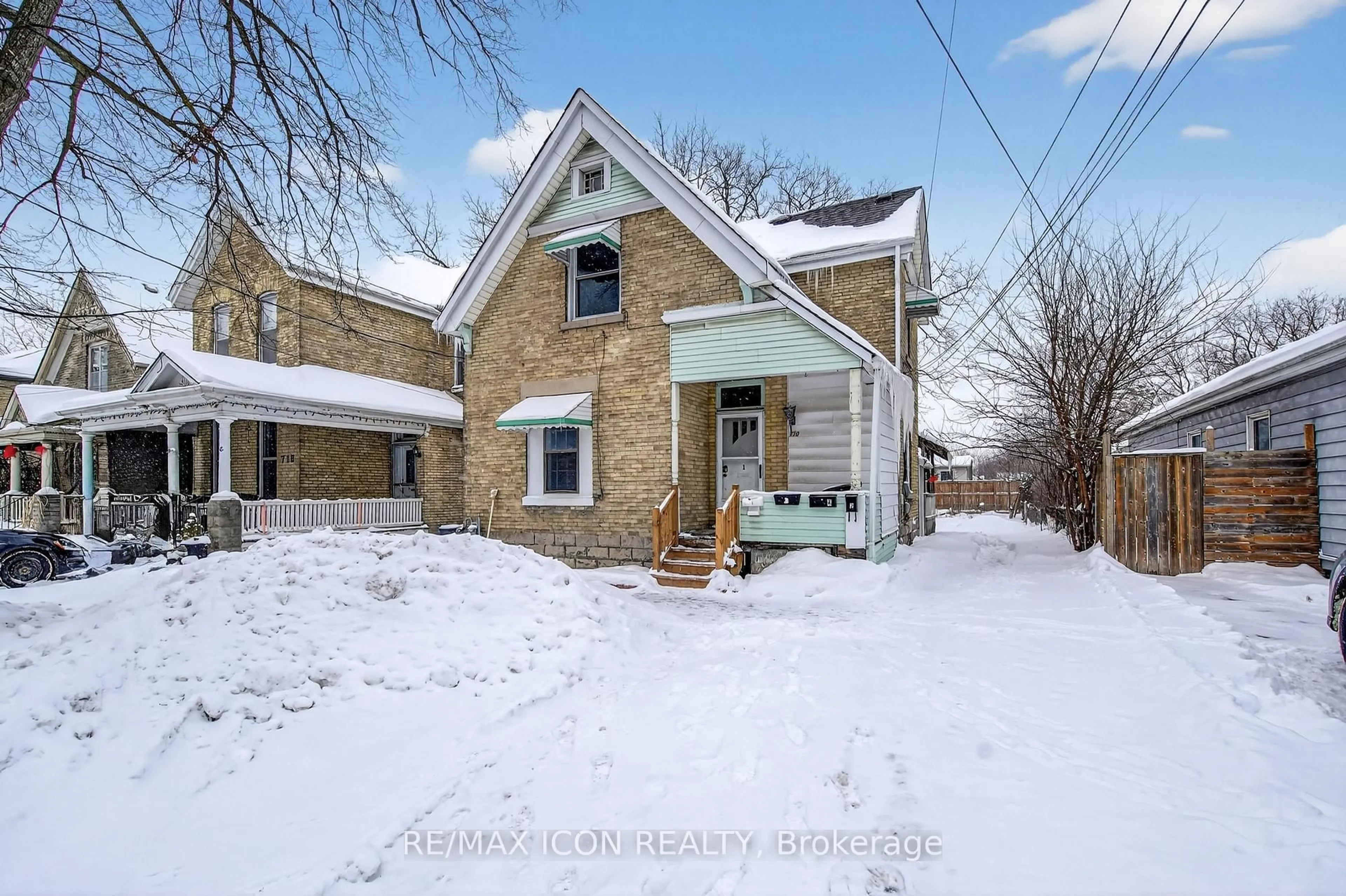 A pic from outside/outdoor area/front of a property/back of a property/a pic from drone, street for 720 Queens Ave, London East Ontario N5W 3H5