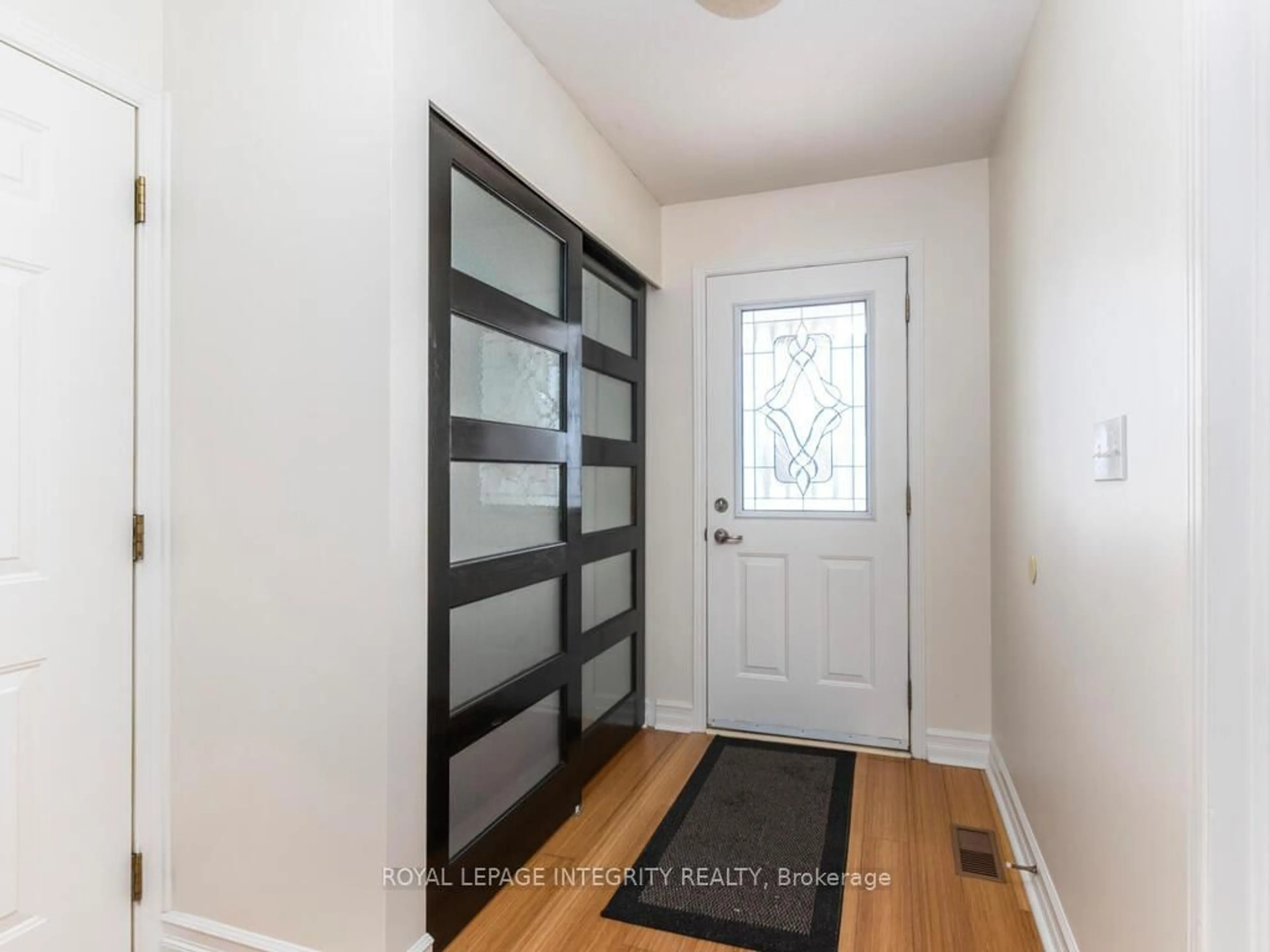 Indoor entryway for 223 Willow Creek Circ, Ottawa Ontario K2G 7B1