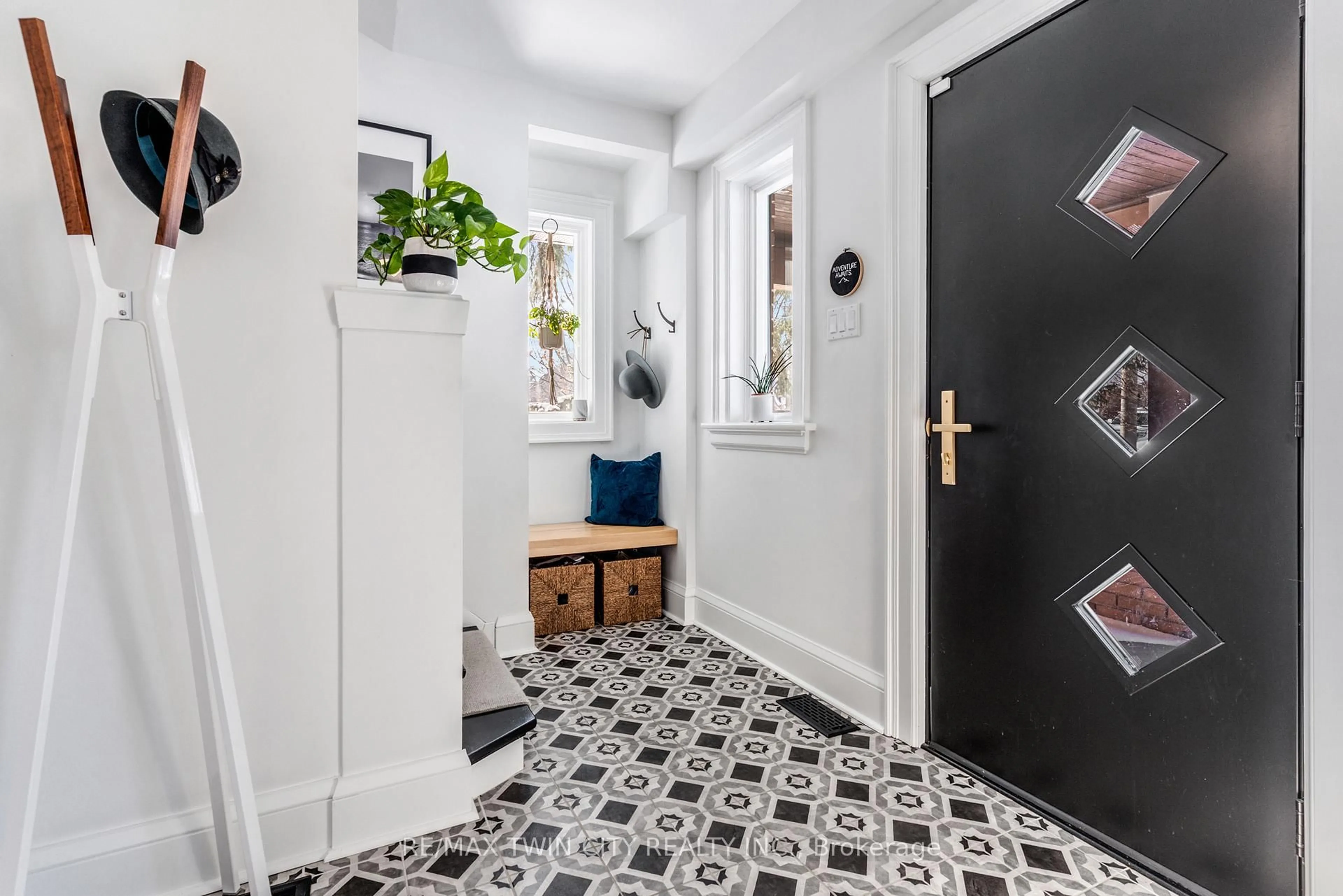 Indoor entryway for 86 Earl St, Kitchener Ontario N2M 2V9