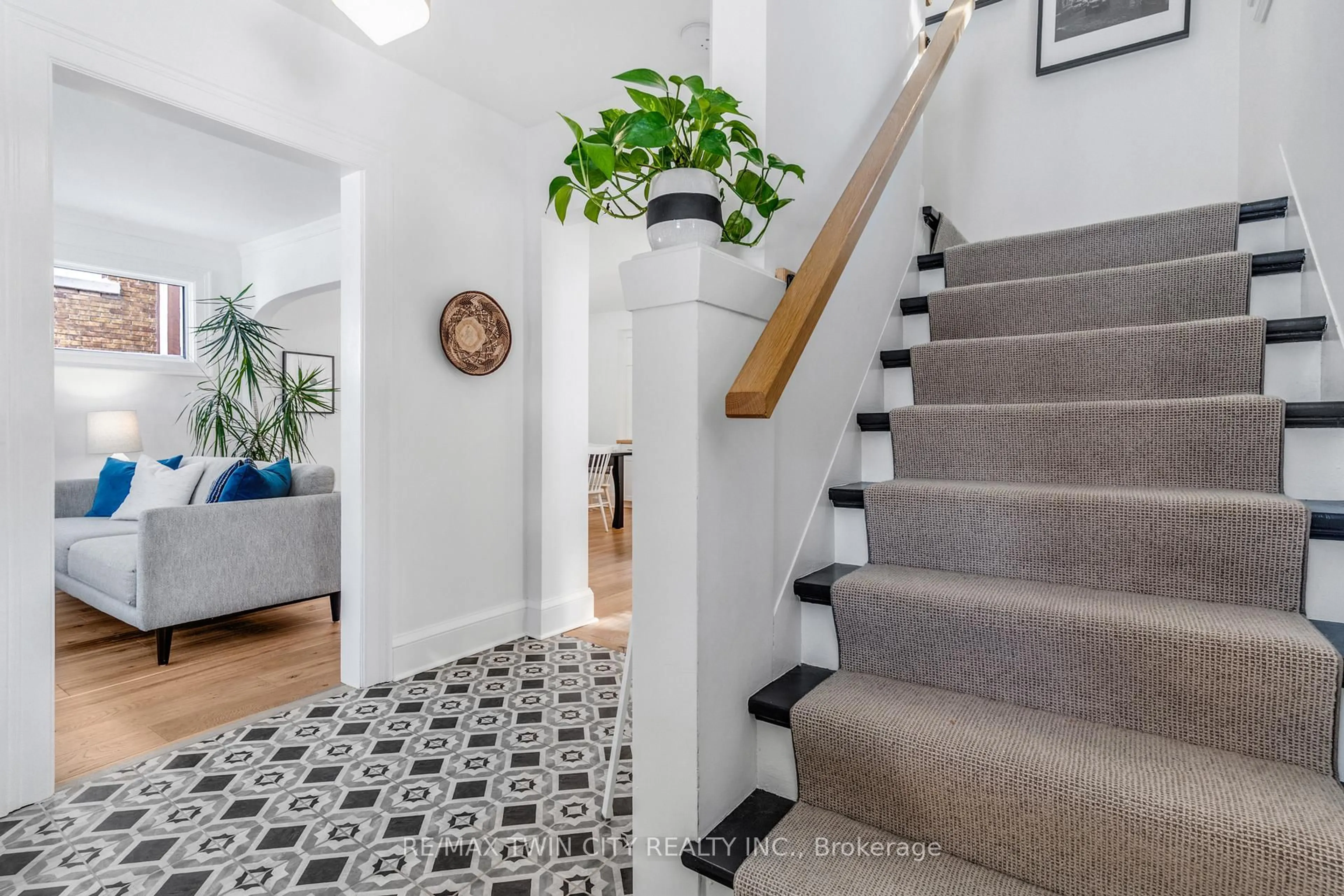 Unknown for 86 Earl St, Kitchener Ontario N2M 2V9