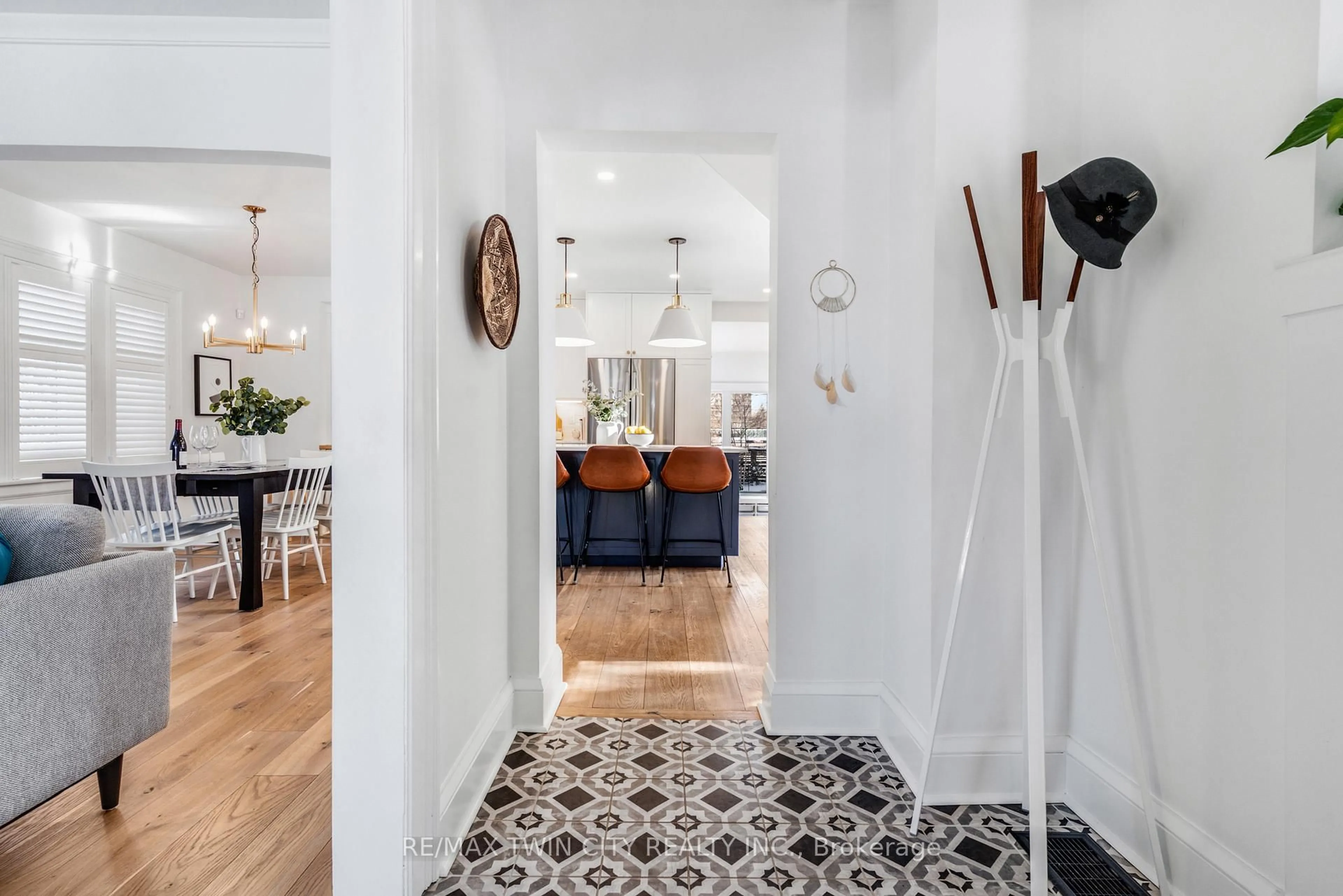 Indoor entryway for 86 Earl St, Kitchener Ontario N2M 2V9