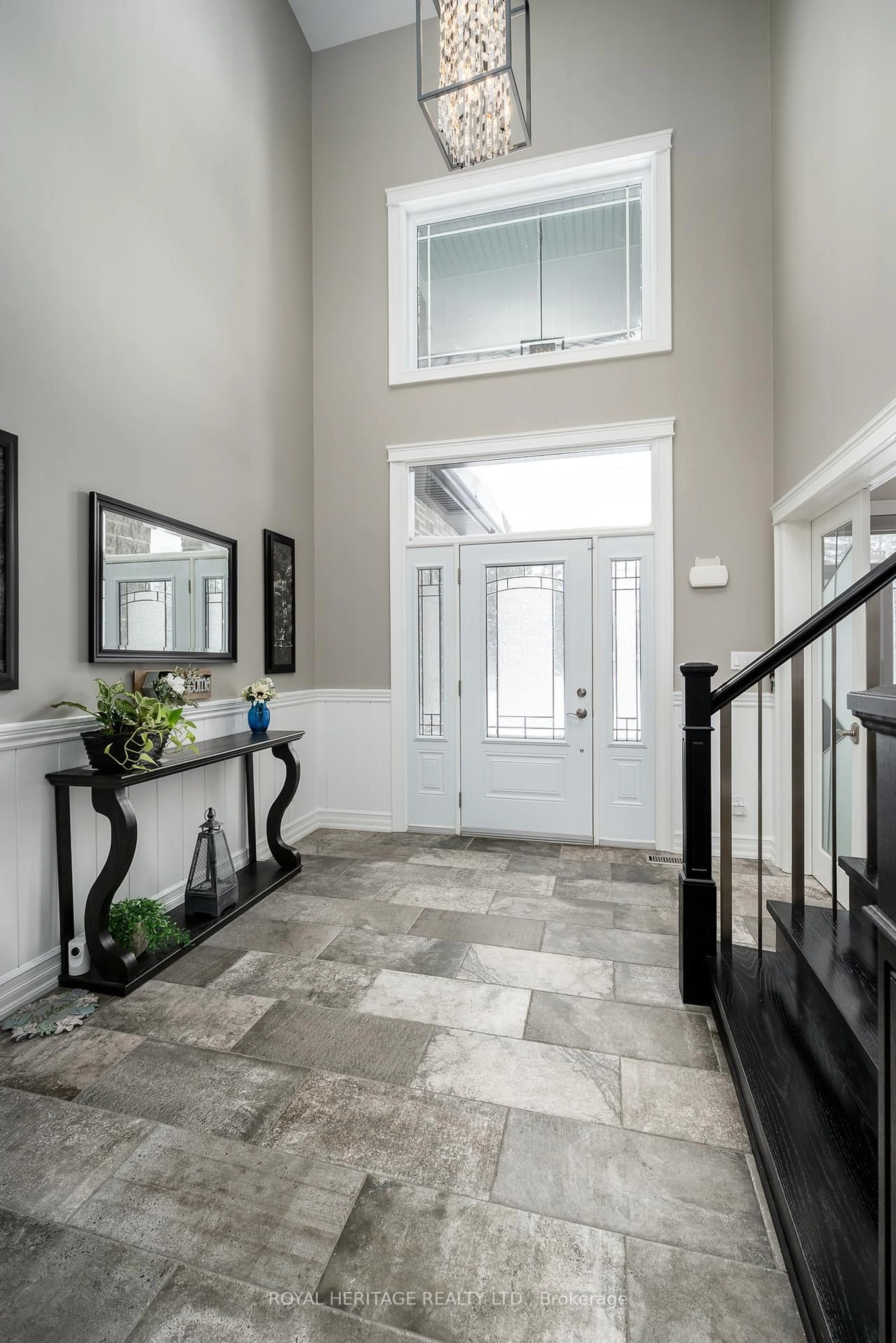 Indoor entryway for 21564 Loyalist Pkwy, Prince Edward County Ontario K0K 1L0