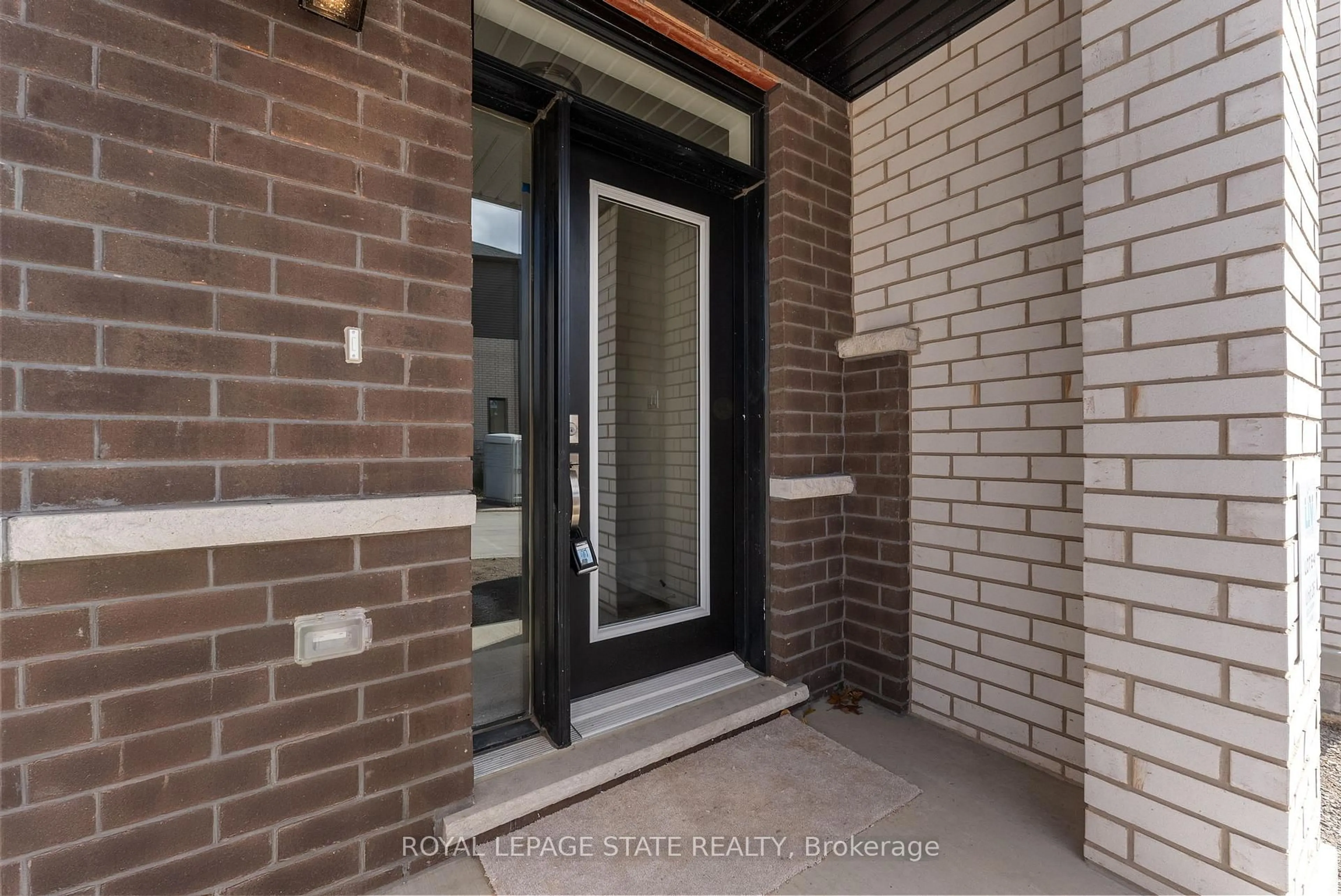 Indoor entryway for 660 Colborne St #26, Brantford Ontario N3T 0L8