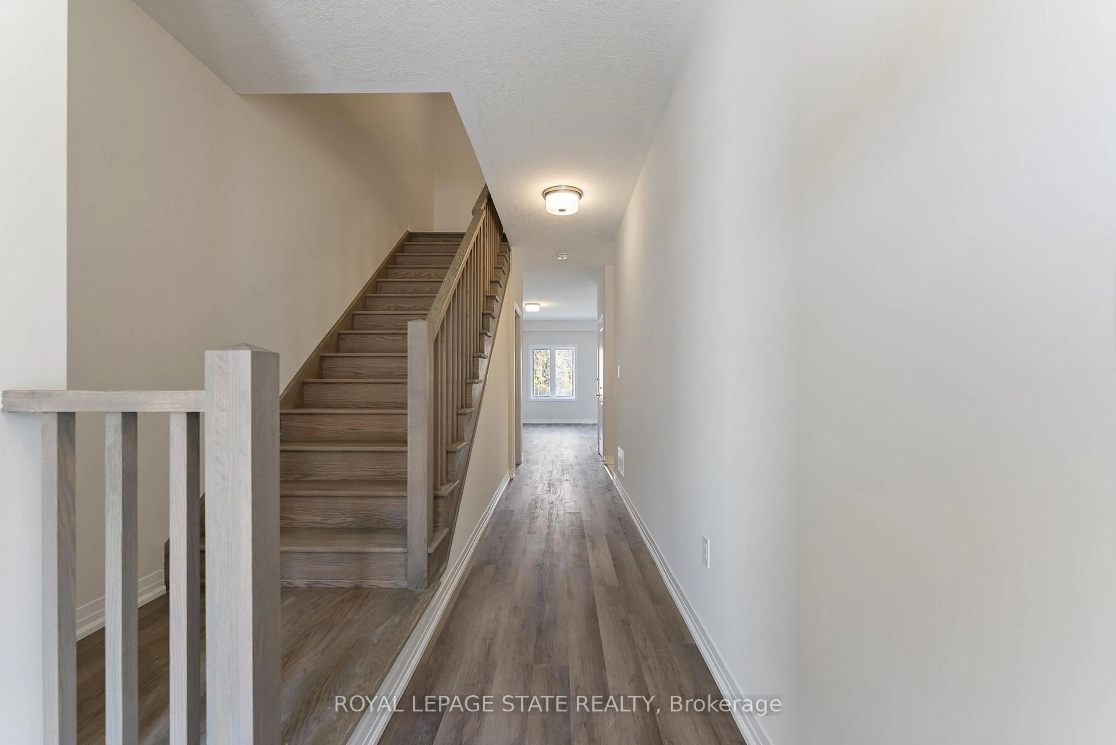 Indoor entryway for 660 Colborne St #26, Brantford Ontario N3T 0L8