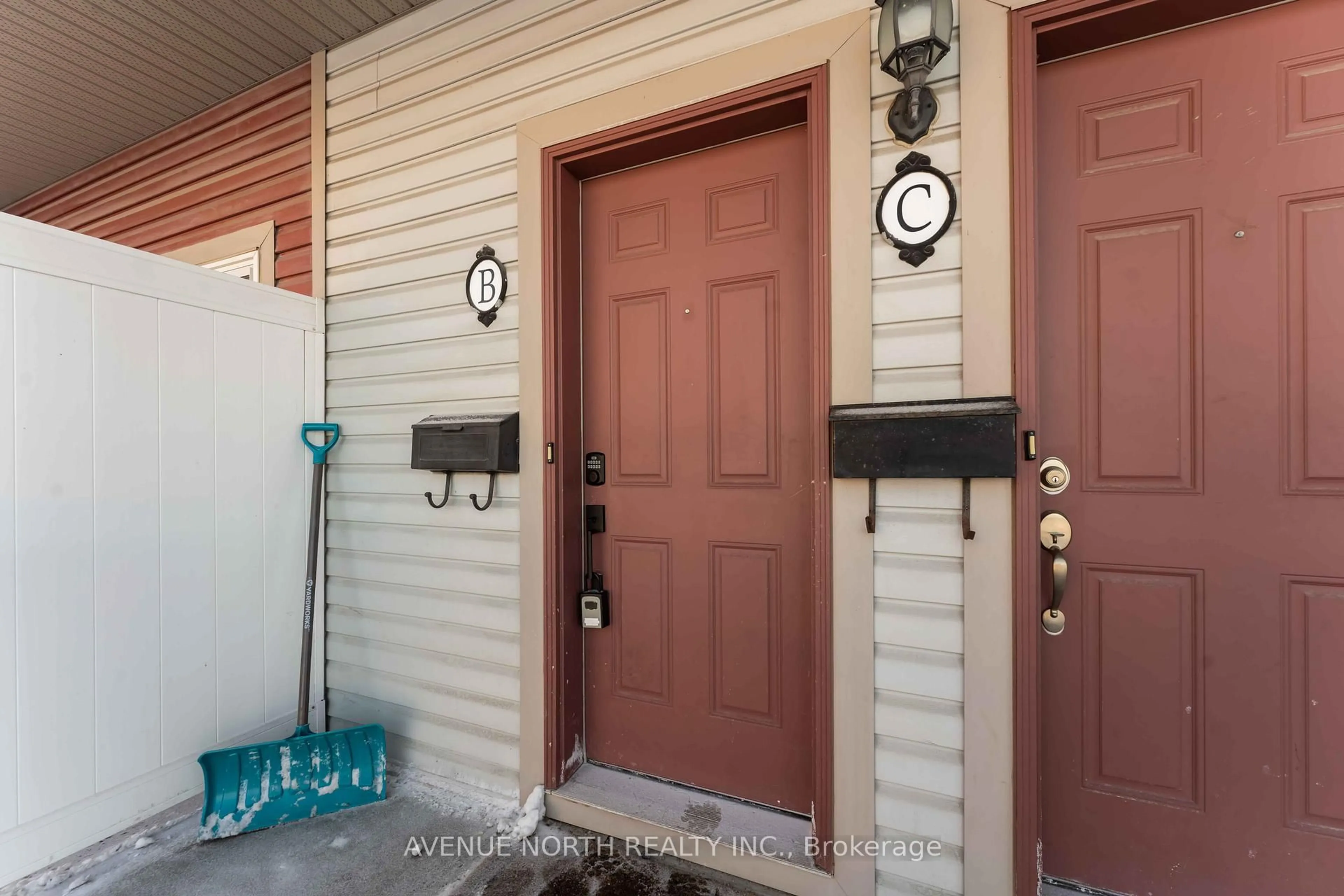 Indoor entryway for 101 ARTESA Private #B, Ottawa Ontario K2S 0J8