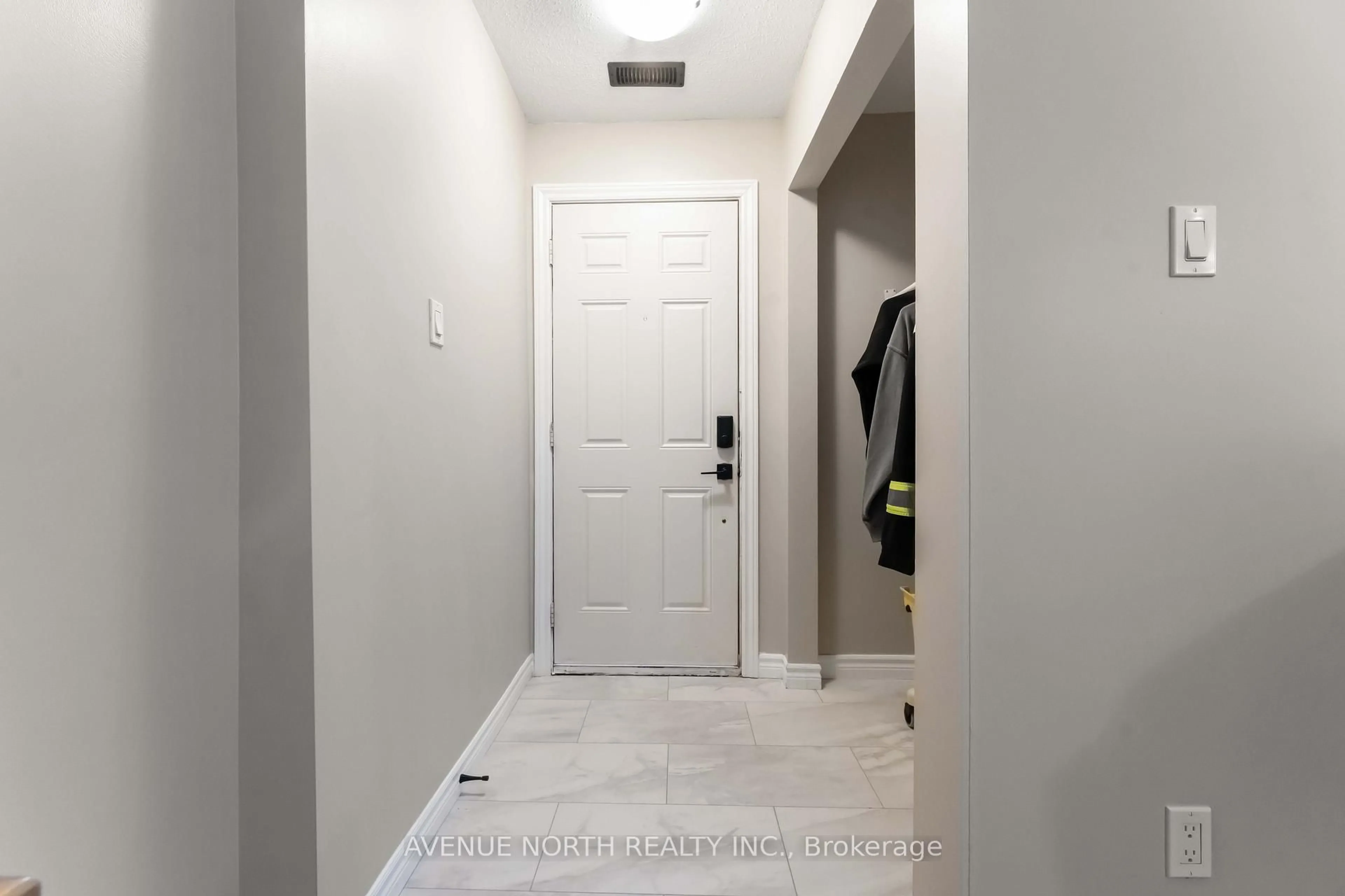 Indoor entryway for 101 ARTESA Private #B, Ottawa Ontario K2S 0J8