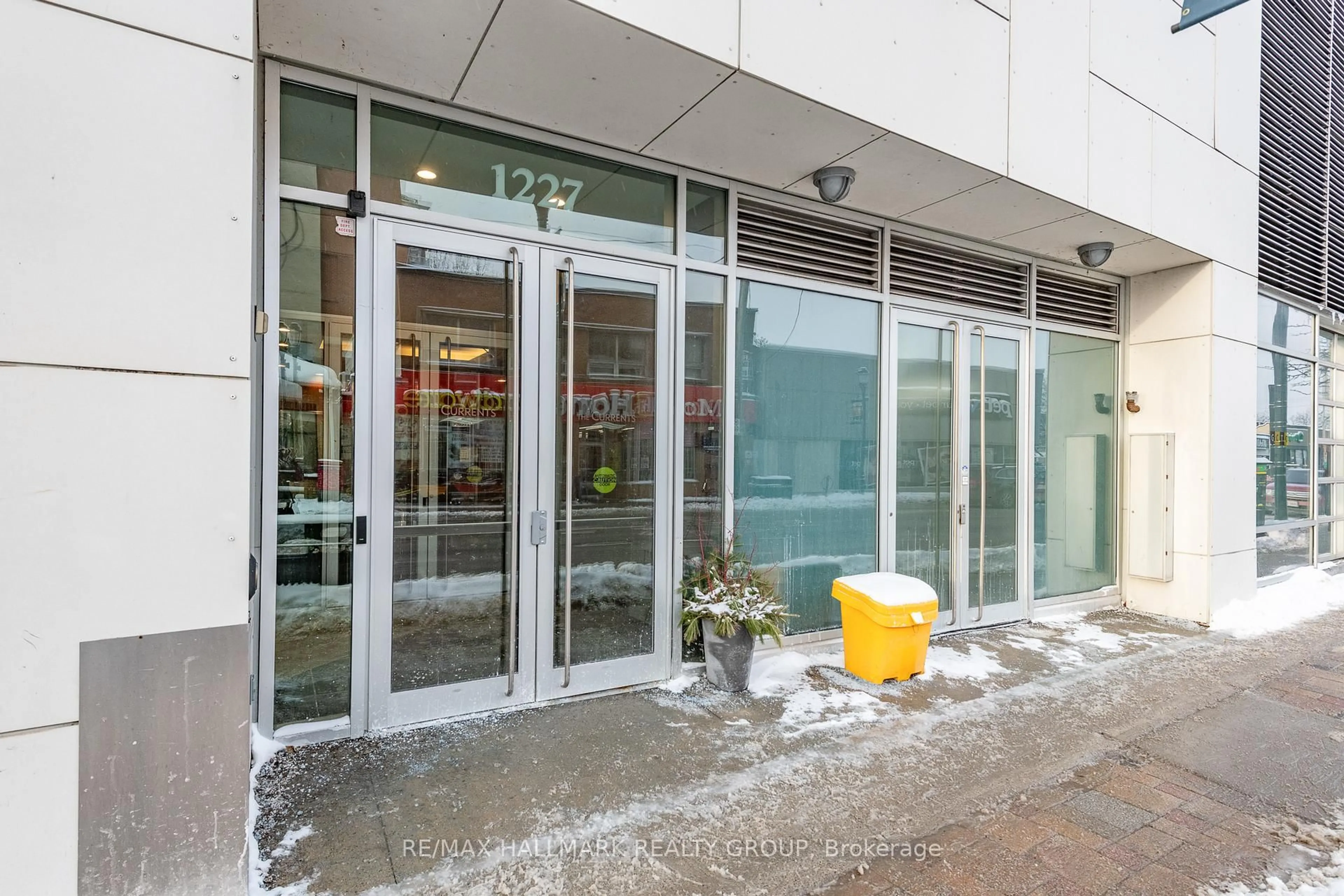Indoor foyer for 1227 Wellington St #702, Ottawa Ontario K1Y 0G7