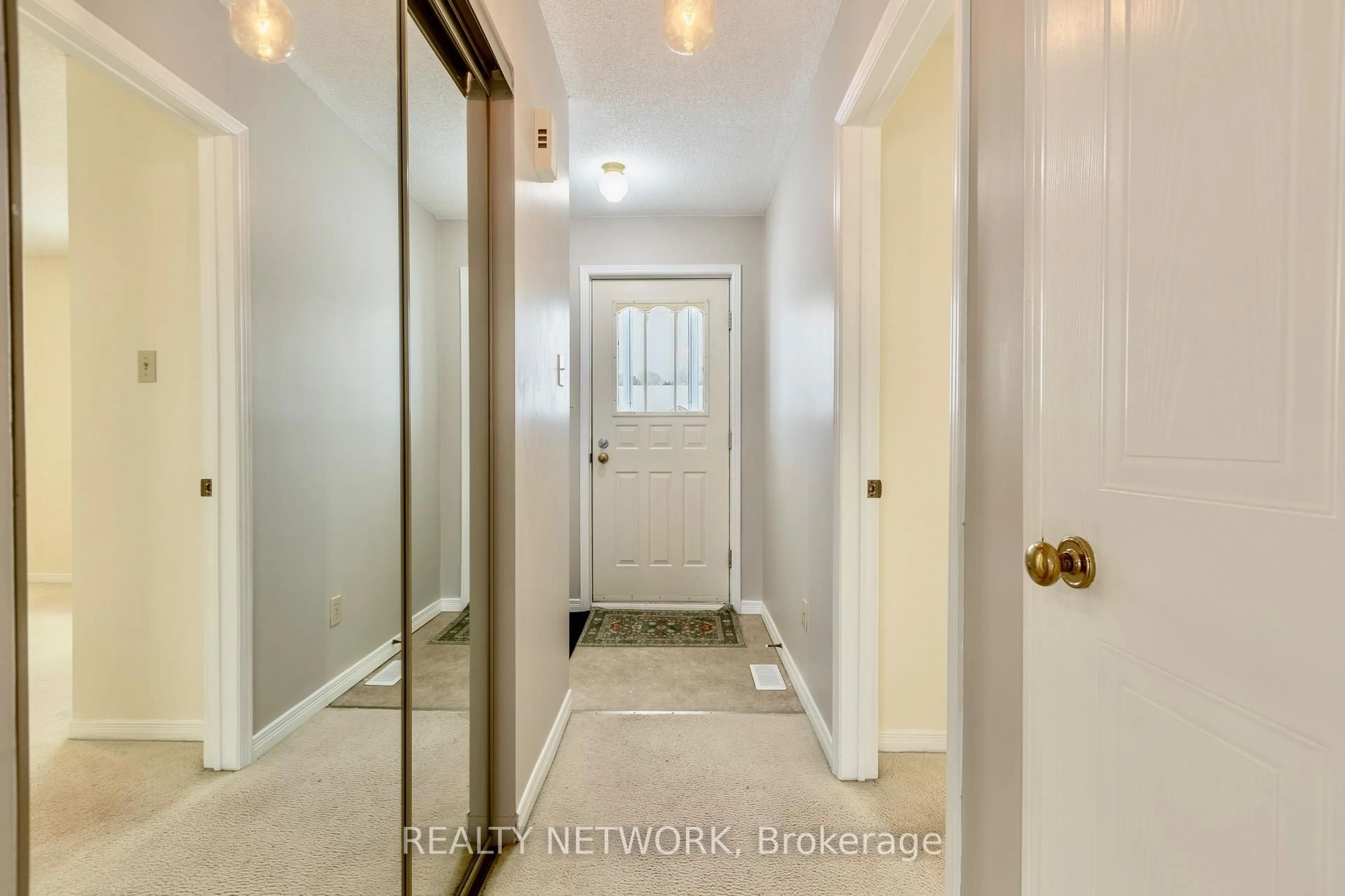 Indoor entryway for 122 Bunting Rd #54, St. Catharines Ontario L2P 3X7