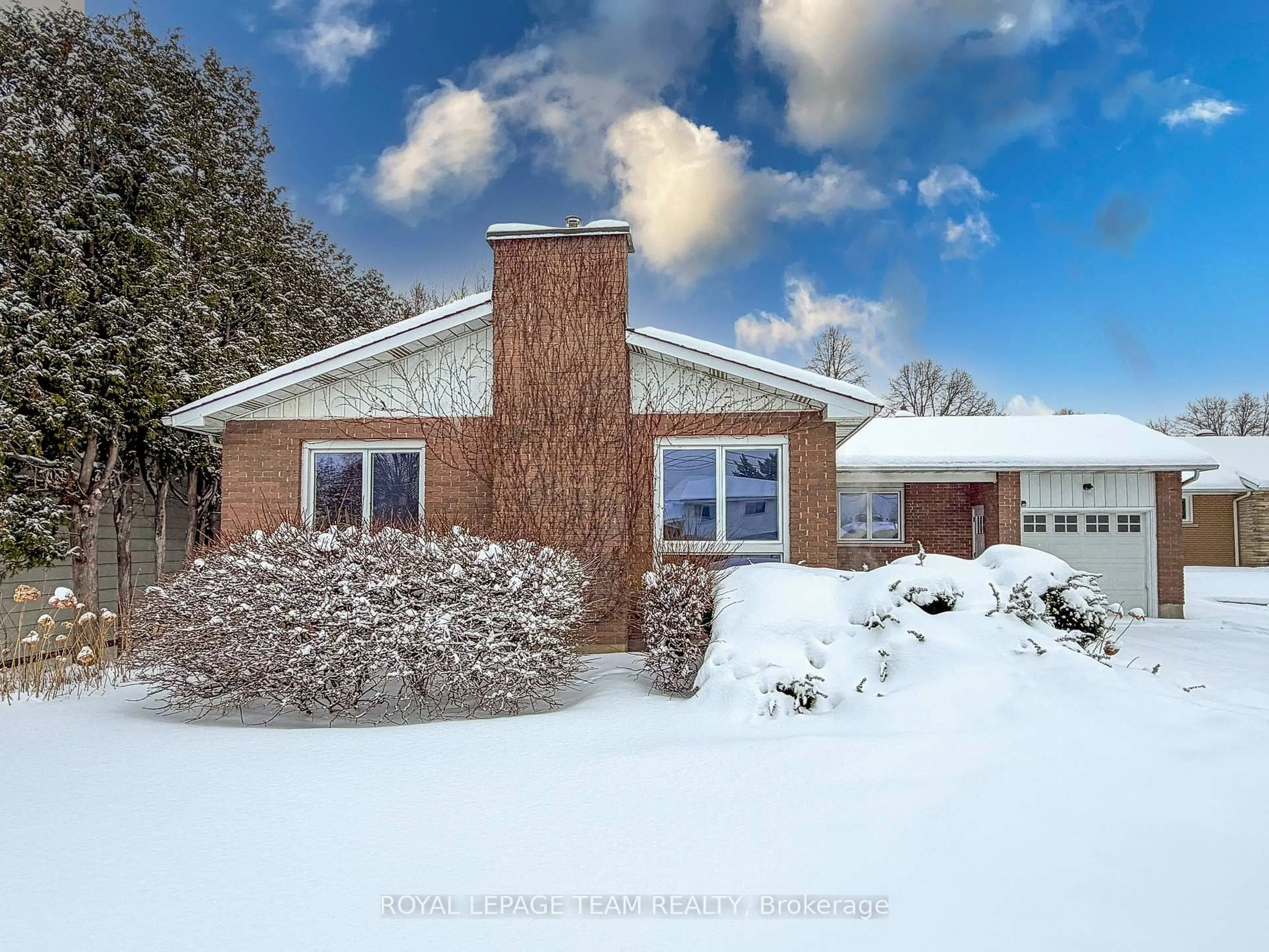 Home with brick exterior material, unknown for 968 Walkley Rd, Ottawa Ontario K1V 6R3