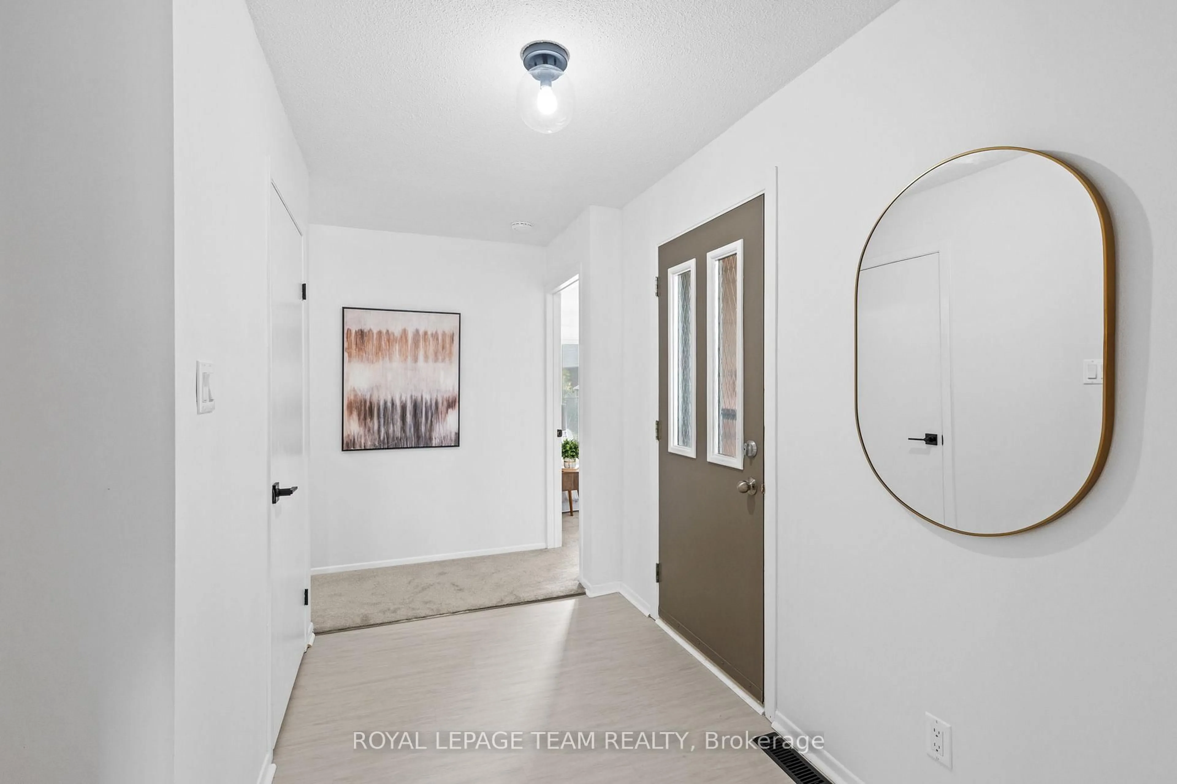 Indoor entryway for 968 Walkley Rd, Ottawa Ontario K1V 6R3