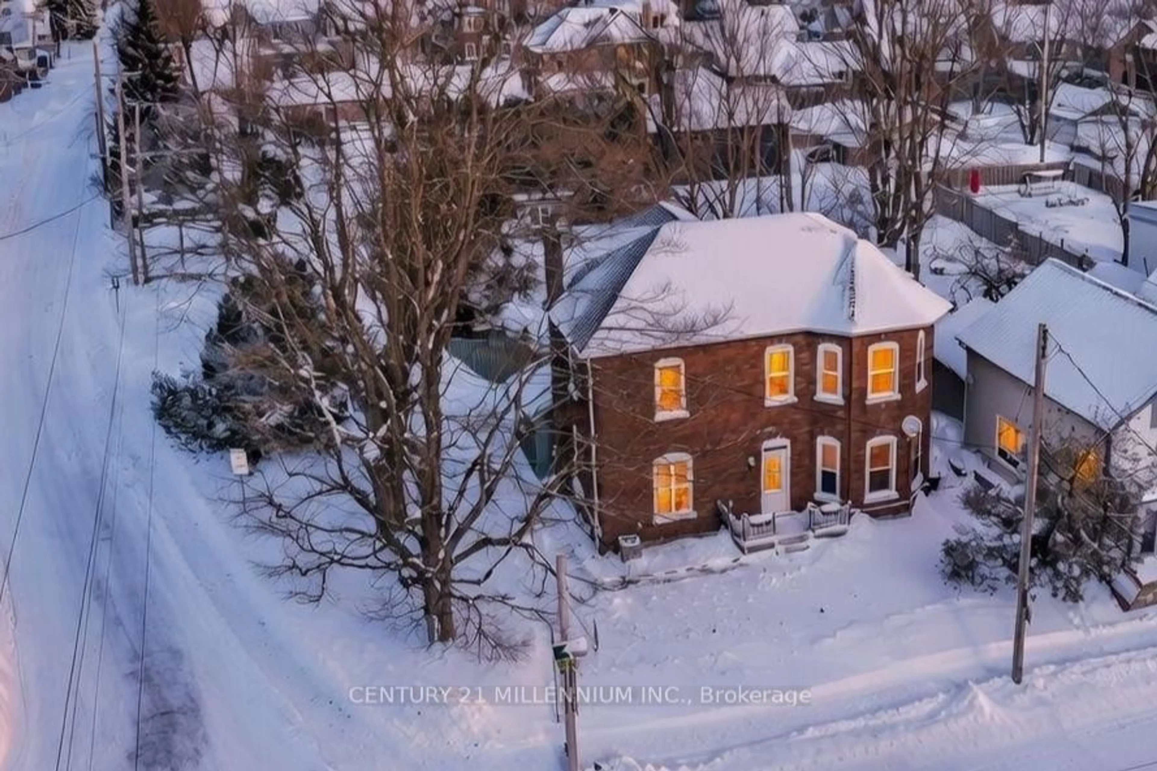 A pic from outside/outdoor area/front of a property/back of a property/a pic from drone, street for 154 Main St, Shelburne Ontario L9V 2X8