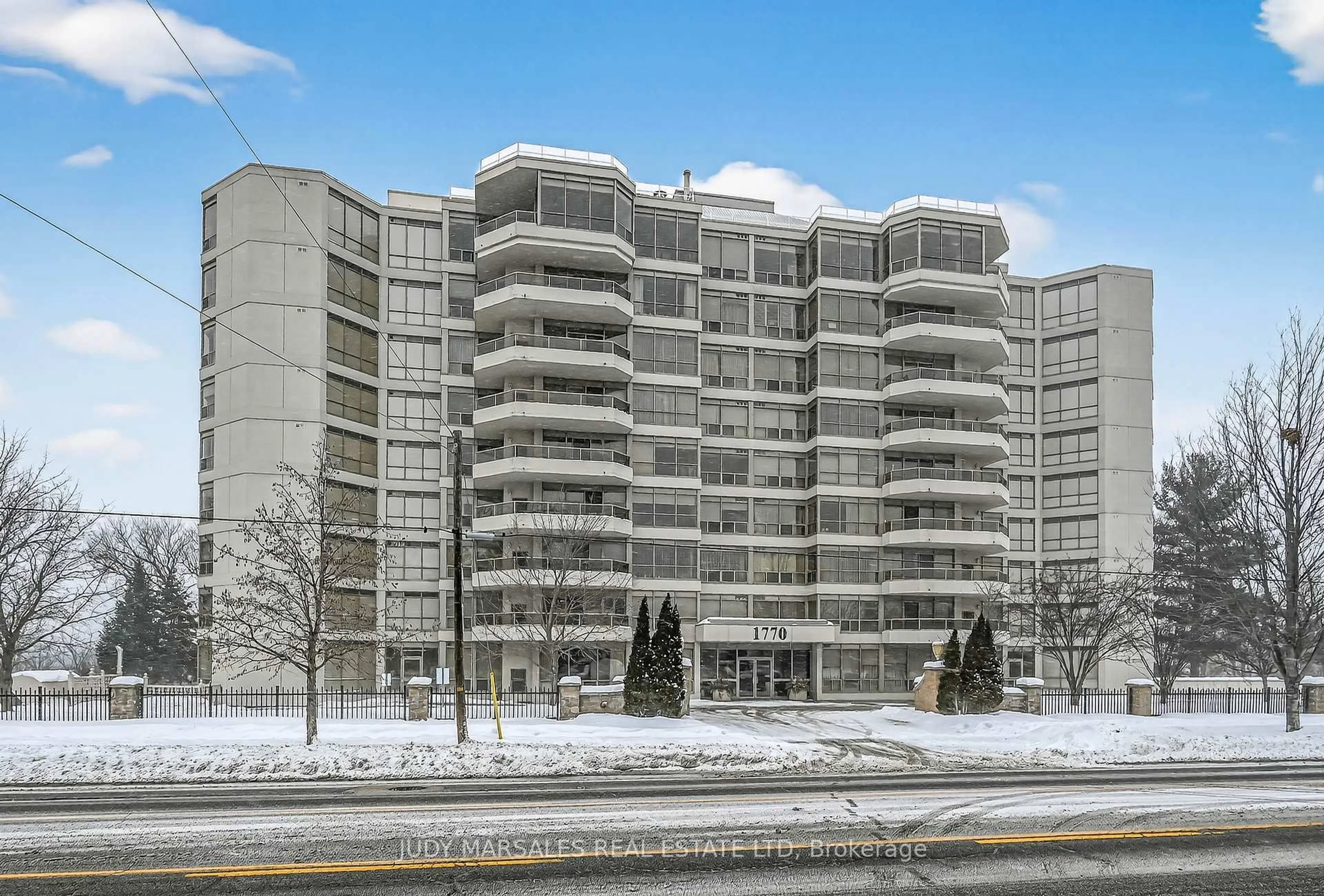 Indoor foyer for 1770 Main St #105, Hamilton Ontario L8S 1H1