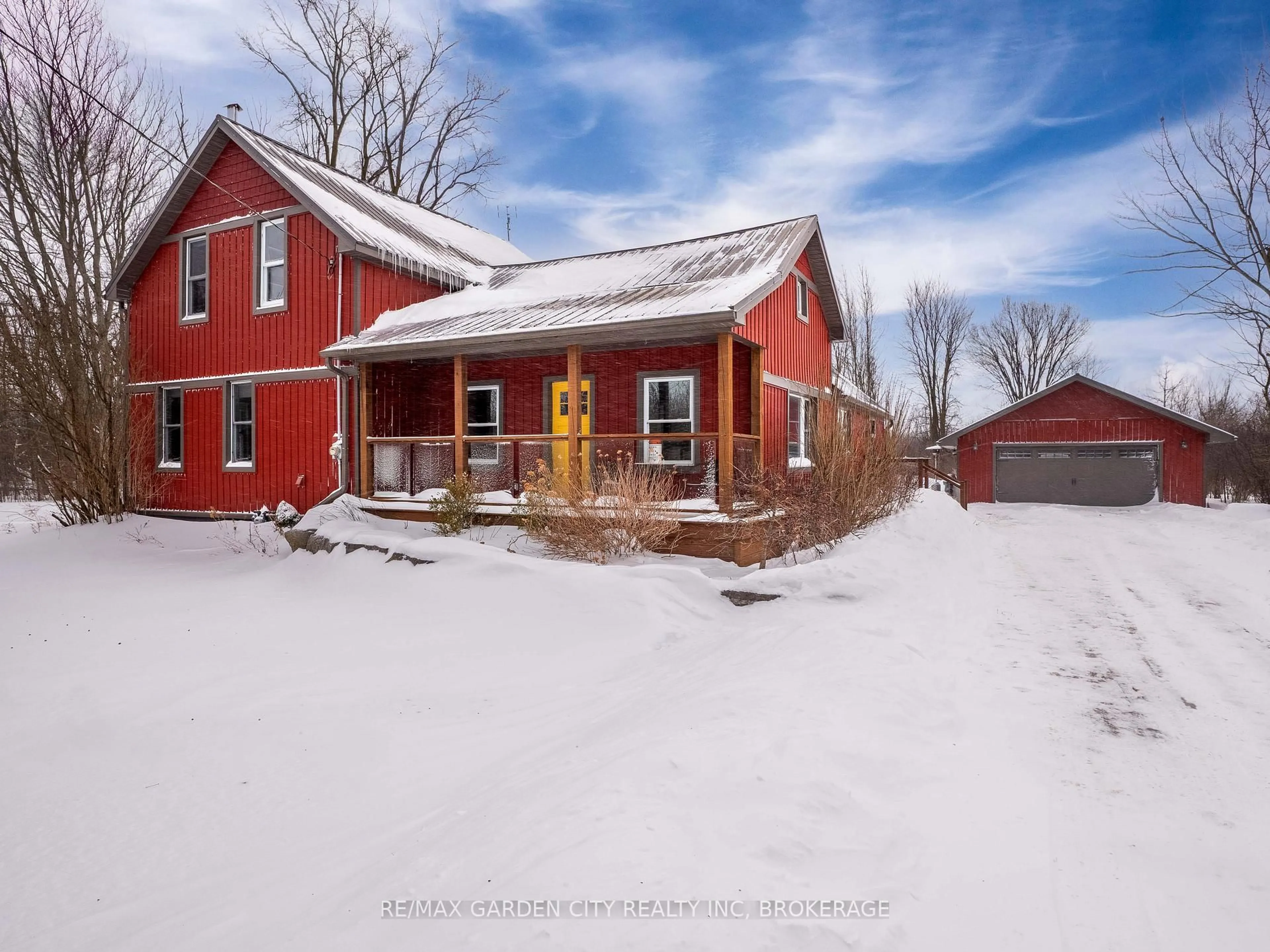 A pic from outside/outdoor area/front of a property/back of a property/a pic from drone, building for 521 NETHERBY Rd, Welland Ontario L3B 5N7