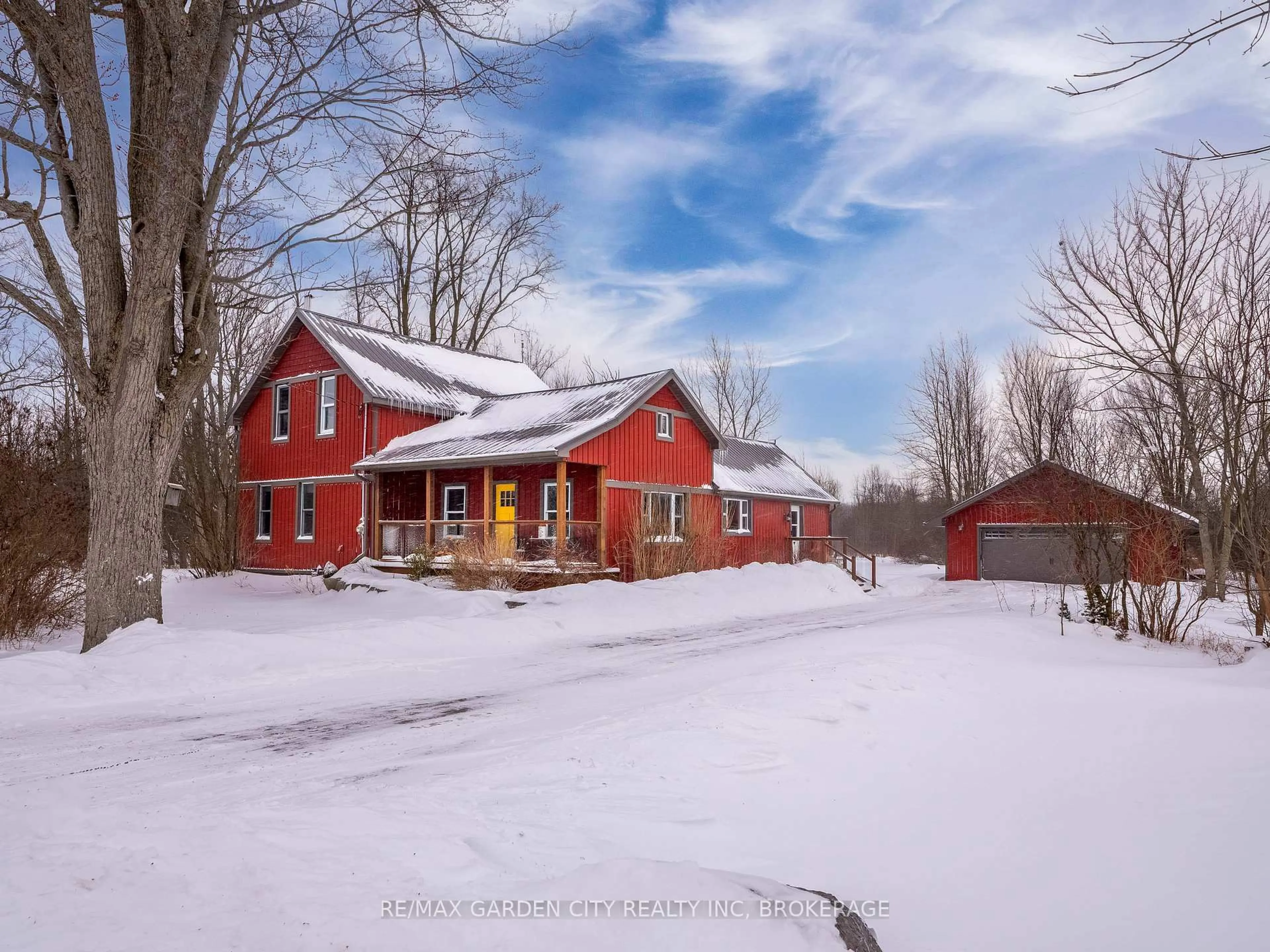 A pic from outside/outdoor area/front of a property/back of a property/a pic from drone, unknown for 521 NETHERBY Rd, Welland Ontario L3B 5N7