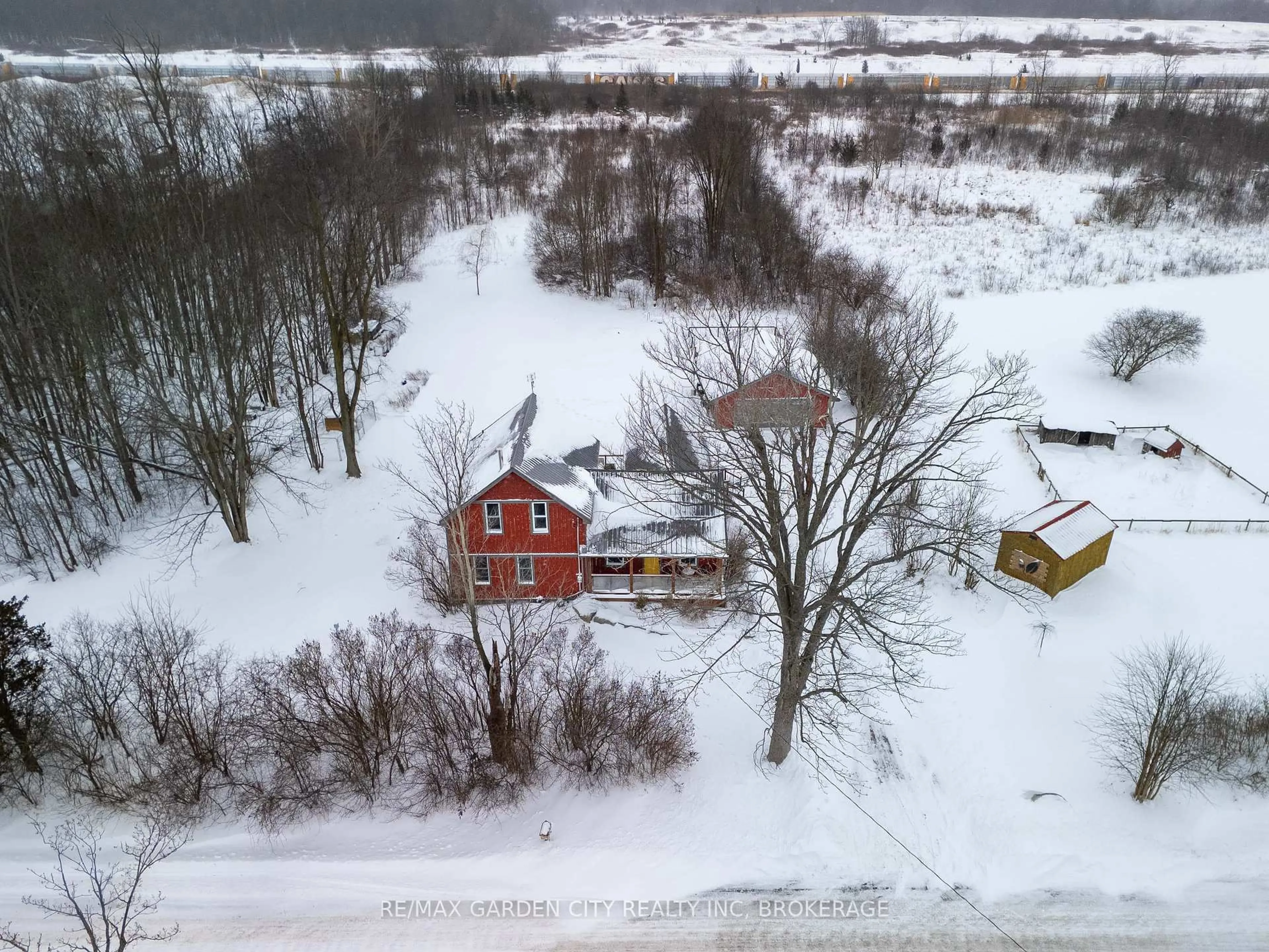 A pic from outside/outdoor area/front of a property/back of a property/a pic from drone, building for 521 NETHERBY Rd, Welland Ontario L3B 5N7
