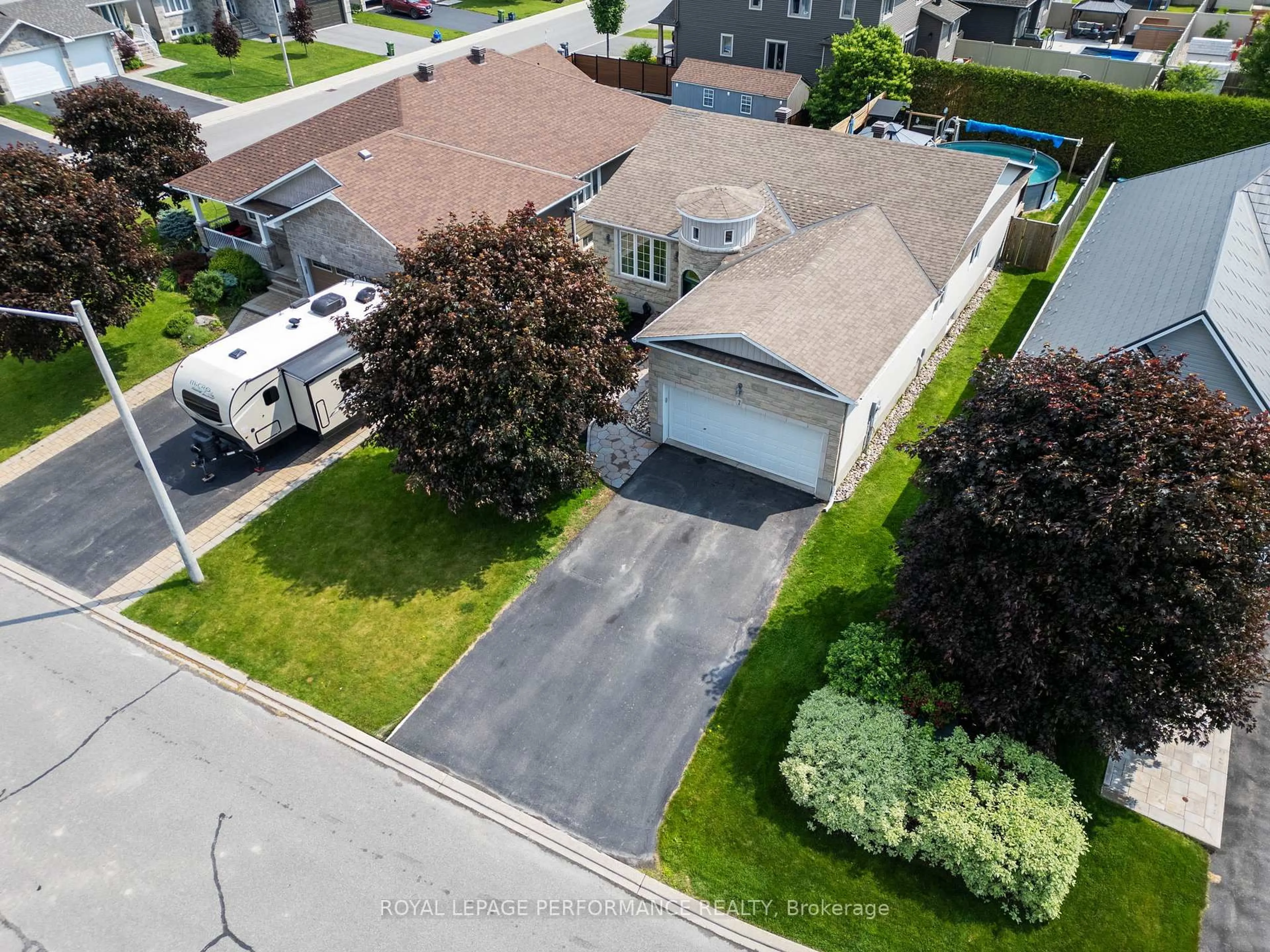 A pic from outside/outdoor area/front of a property/back of a property/a pic from drone, street for 7 Settlement Lane, Russell Ontario K4R 0A4