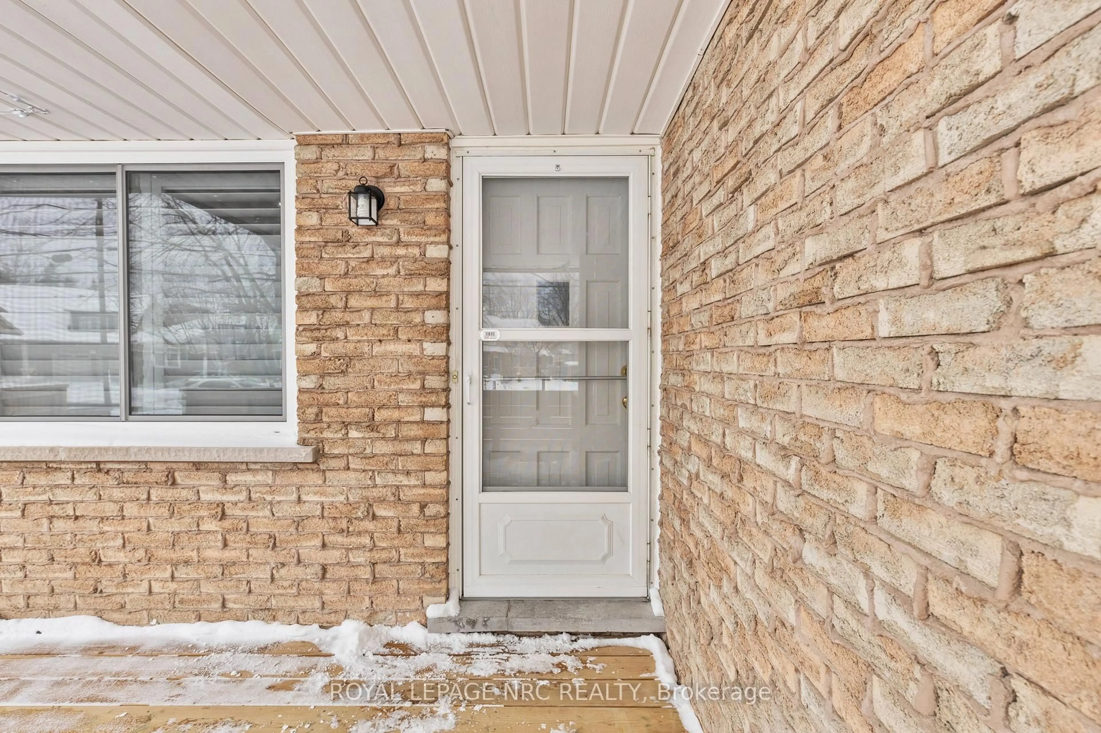 Indoor entryway for 195 Rykert St, St. Catharines Ontario L2S 2B5