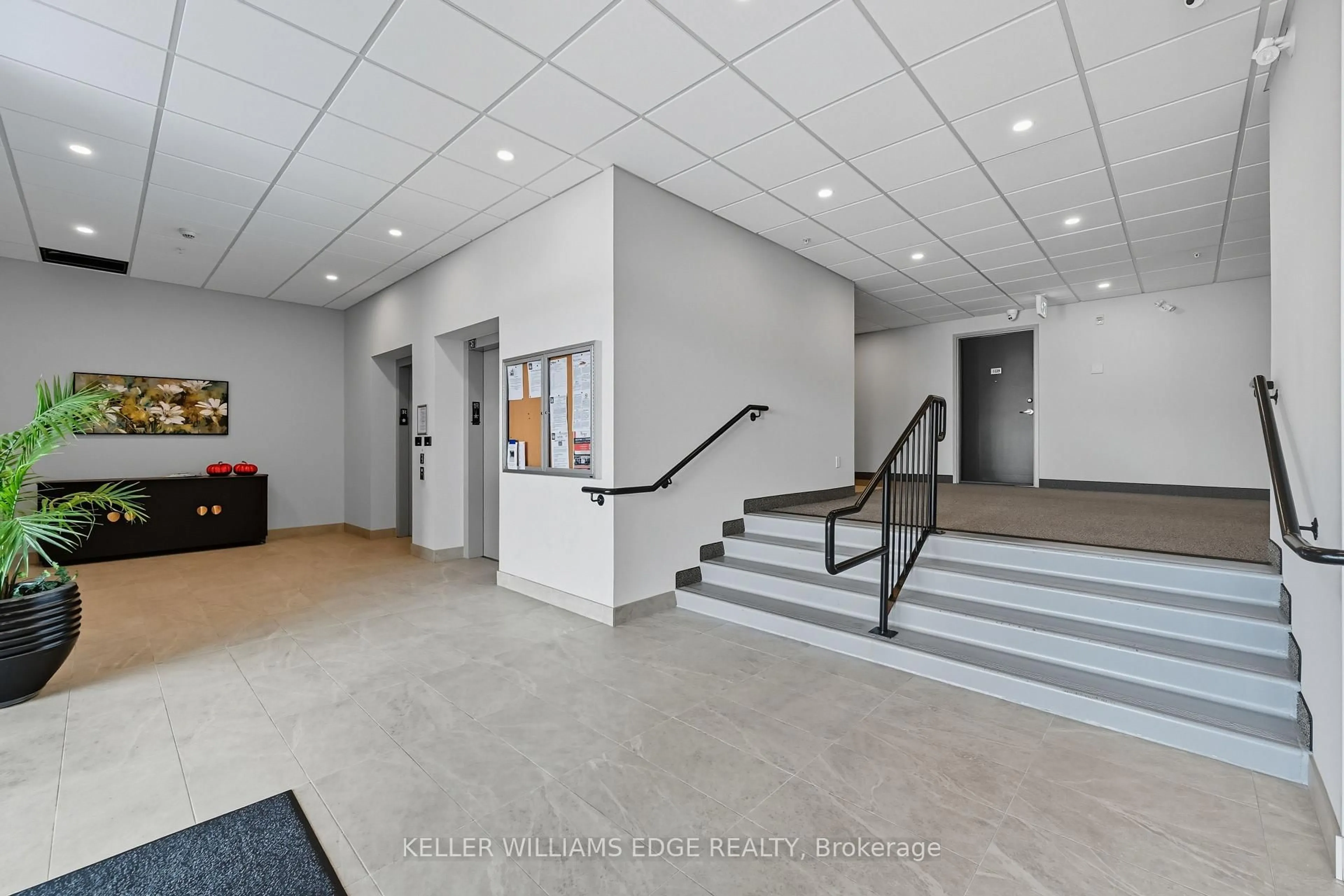 Indoor foyer for 5 Hamilton St #510, Hamilton Ontario L8B 2A4