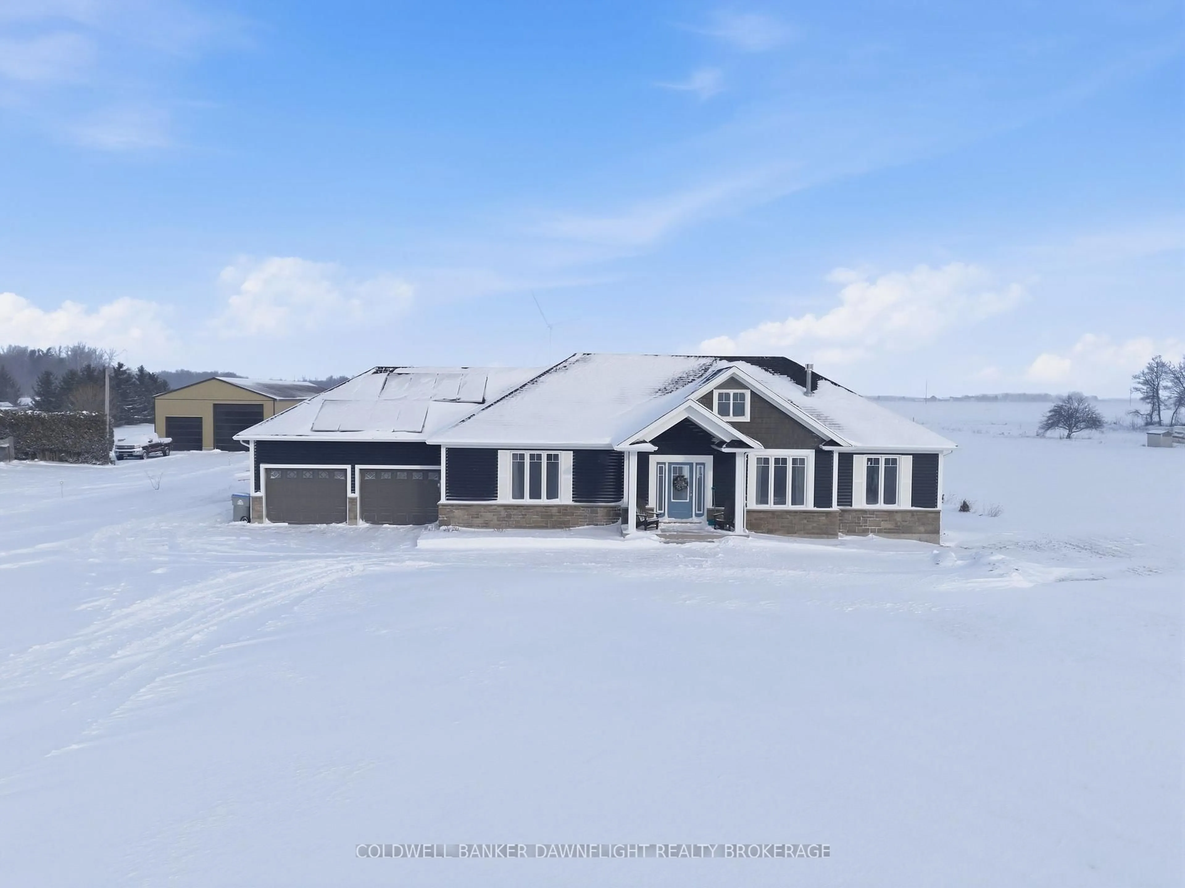 A pic from outside/outdoor area/front of a property/back of a property/a pic from drone, unknown for 60 Victoria Ave, South Huron Ontario N0M 1M0