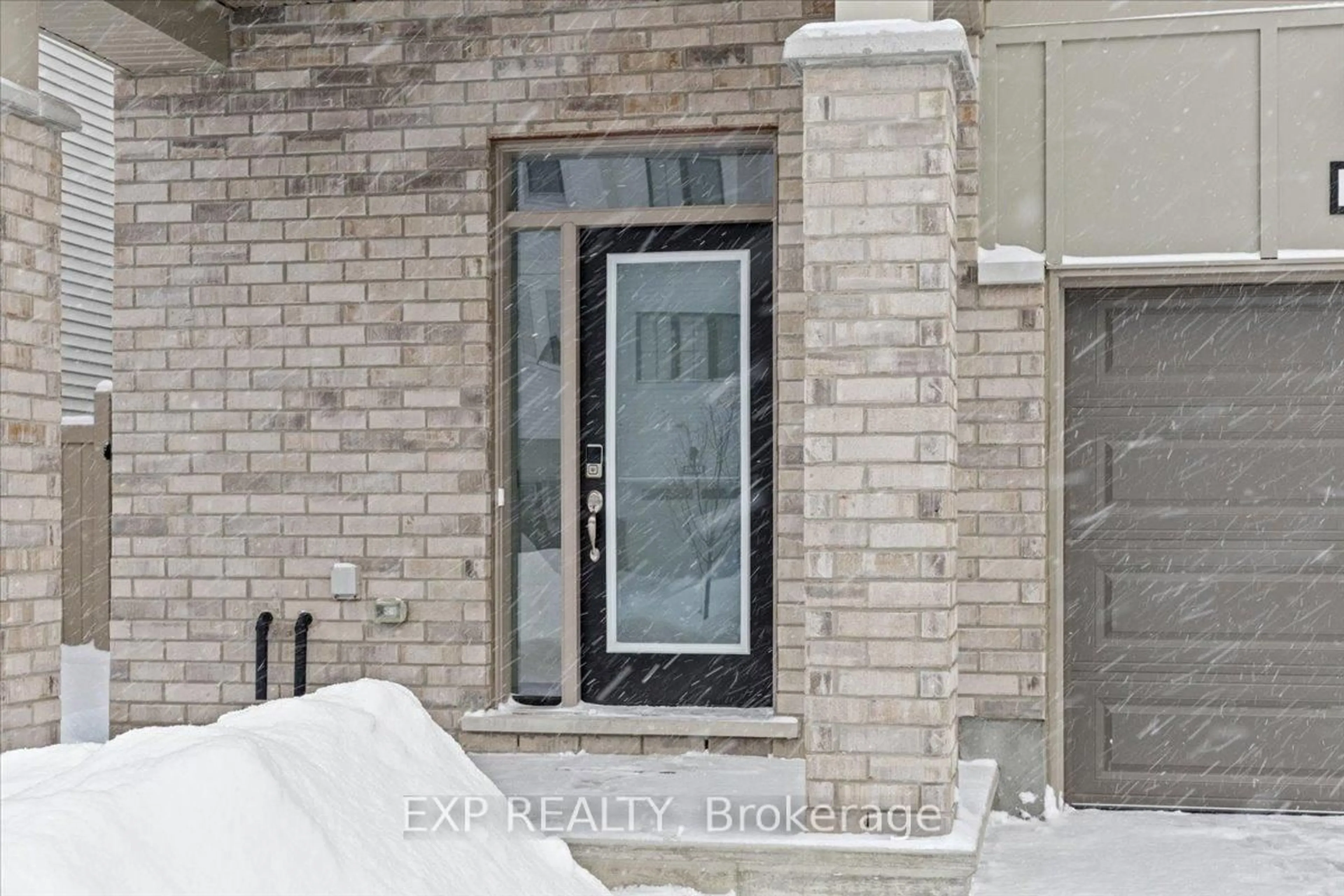 Indoor entryway for 686 Quilter Row #307, Richmond Ontario K0A 2Z0