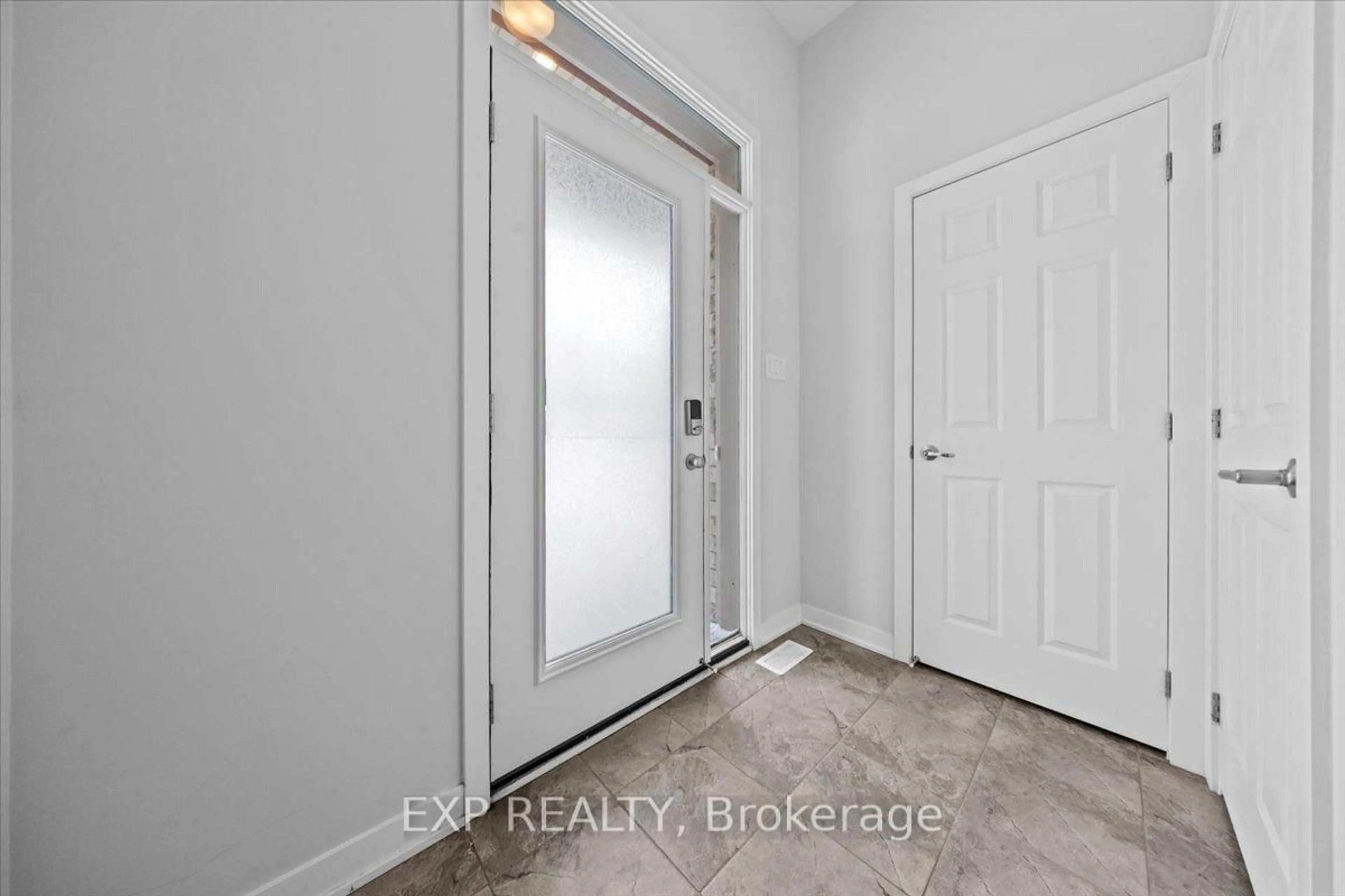 Indoor entryway for 686 Quilter Row #307, Richmond Ontario K0A 2Z0