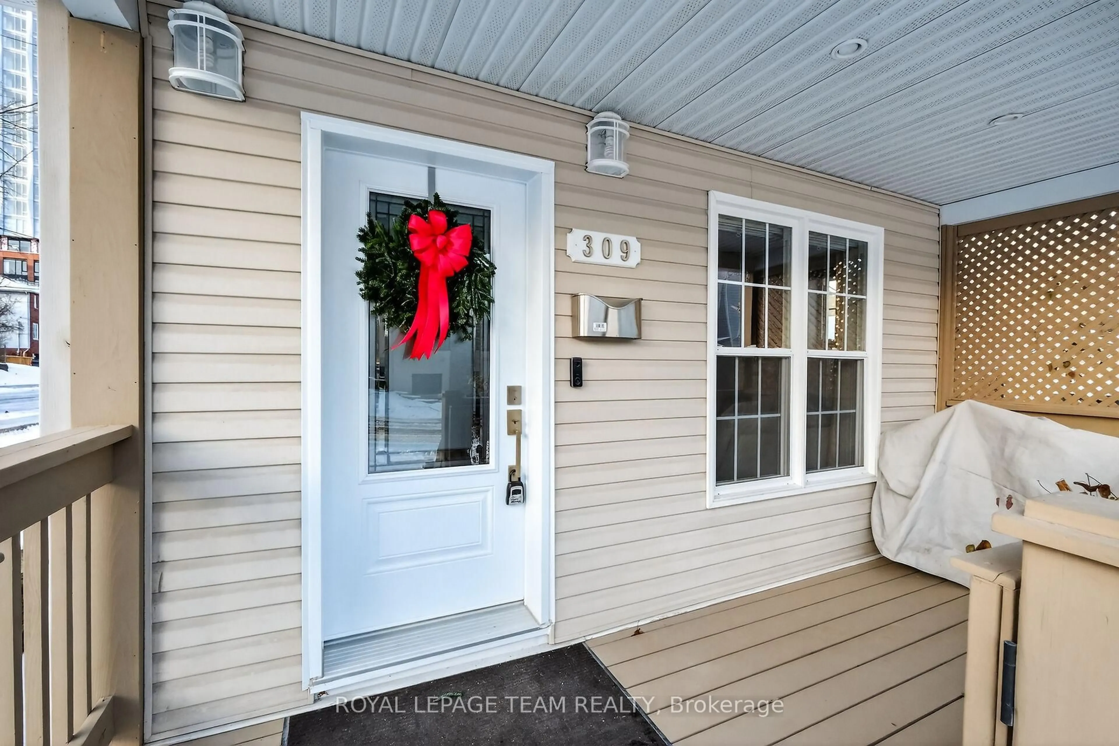 Indoor entryway for 309 Elmgrove Ave, Ottawa Ontario K1Z 6V2