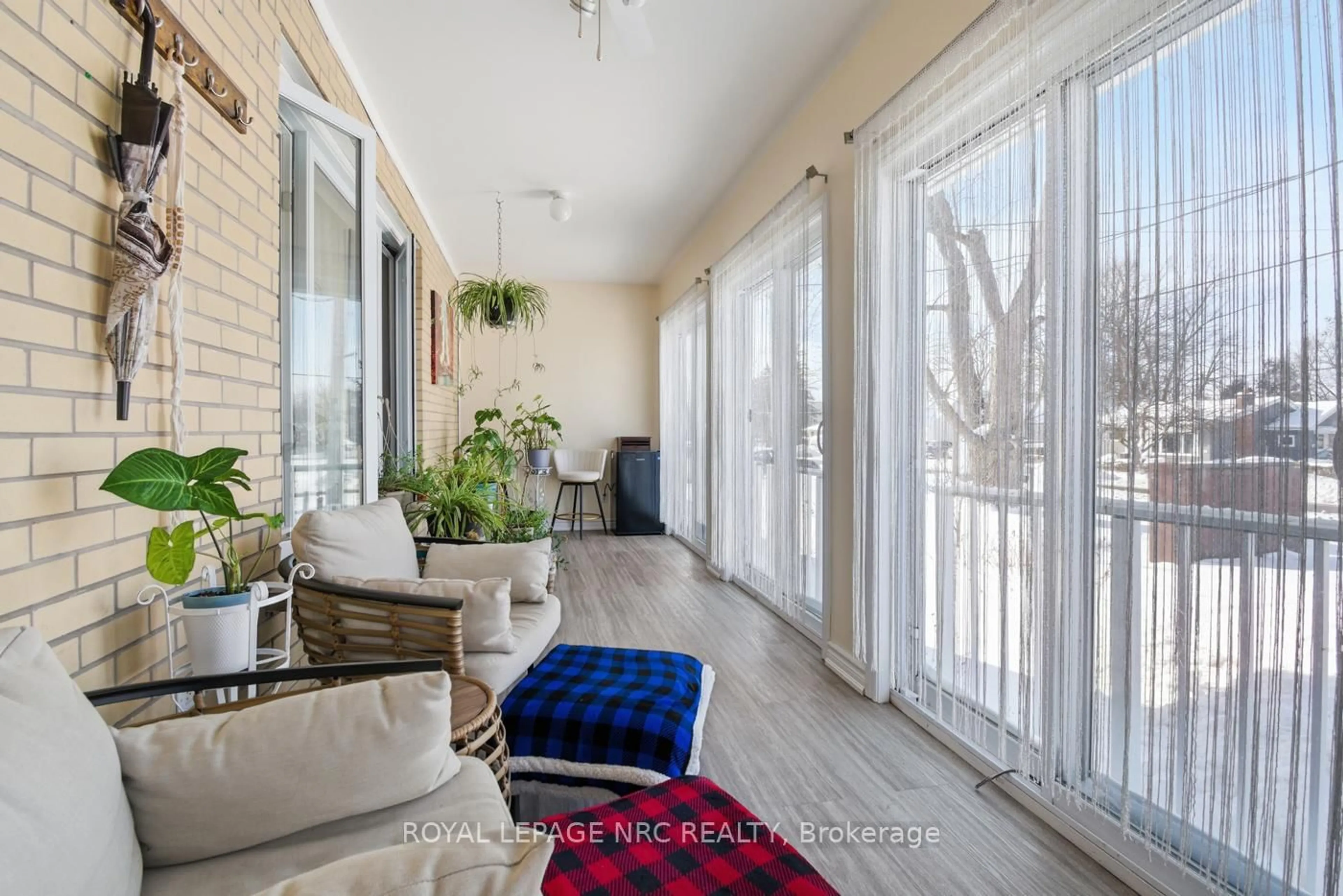 Indoor entryway for 6384 Montrose Rd, Niagara Falls Ontario L2H 1L6