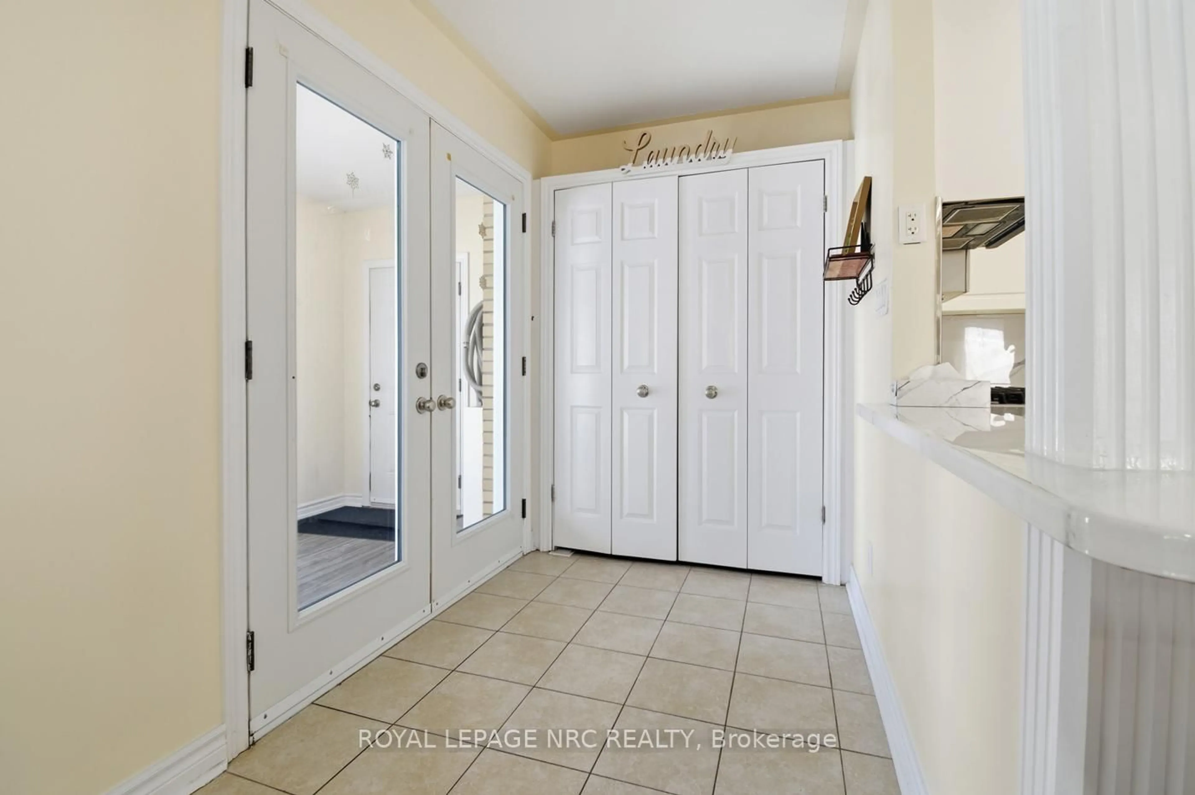 Indoor entryway for 6384 Montrose Rd, Niagara Falls Ontario L2H 1L6
