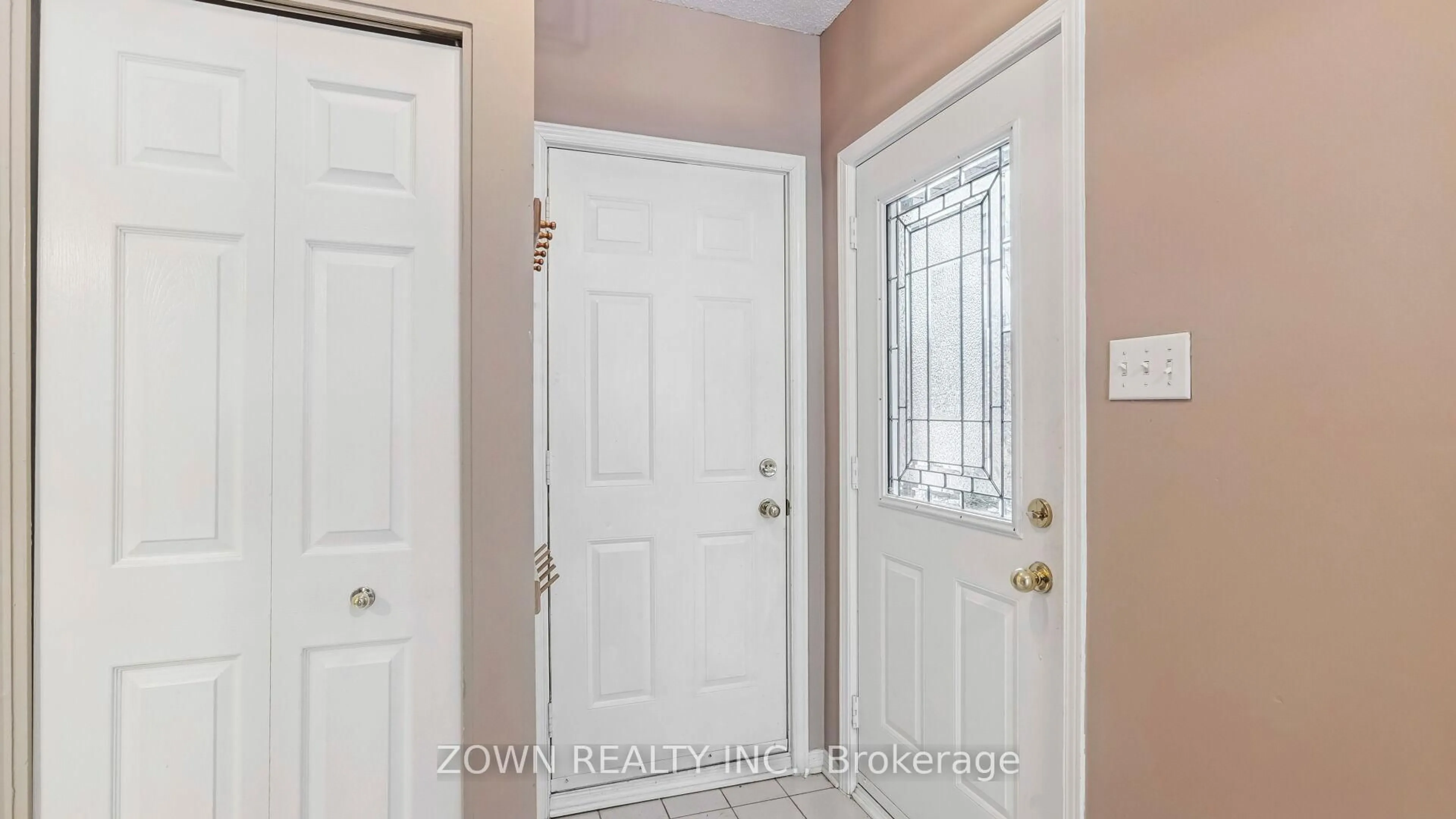 Indoor entryway for 104 Banchory Cres, Ottawa Ontario K2K 2V2