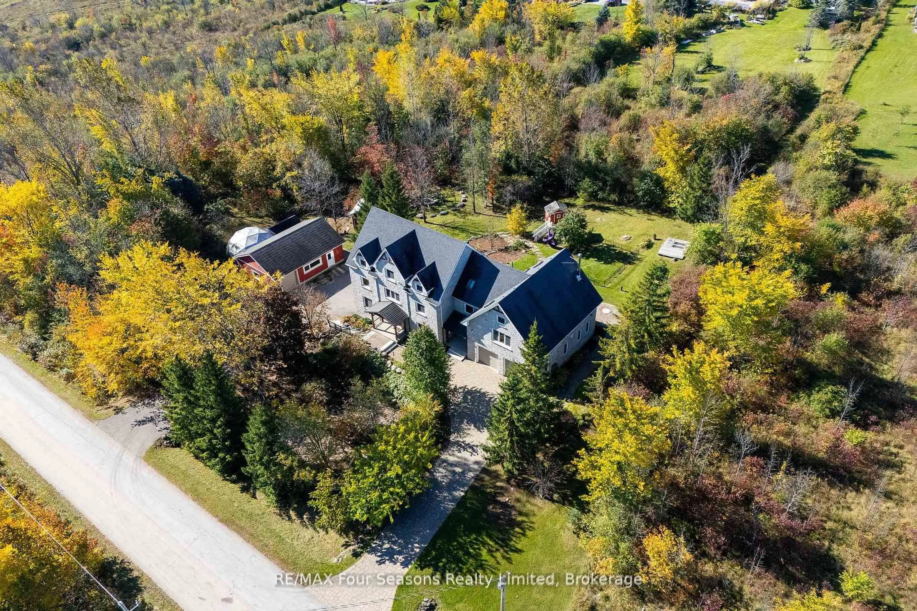 A pic from outside/outdoor area/front of a property/back of a property/a pic from drone, street for 124 Dinsmore St, Meaford Ontario N0H 2P0