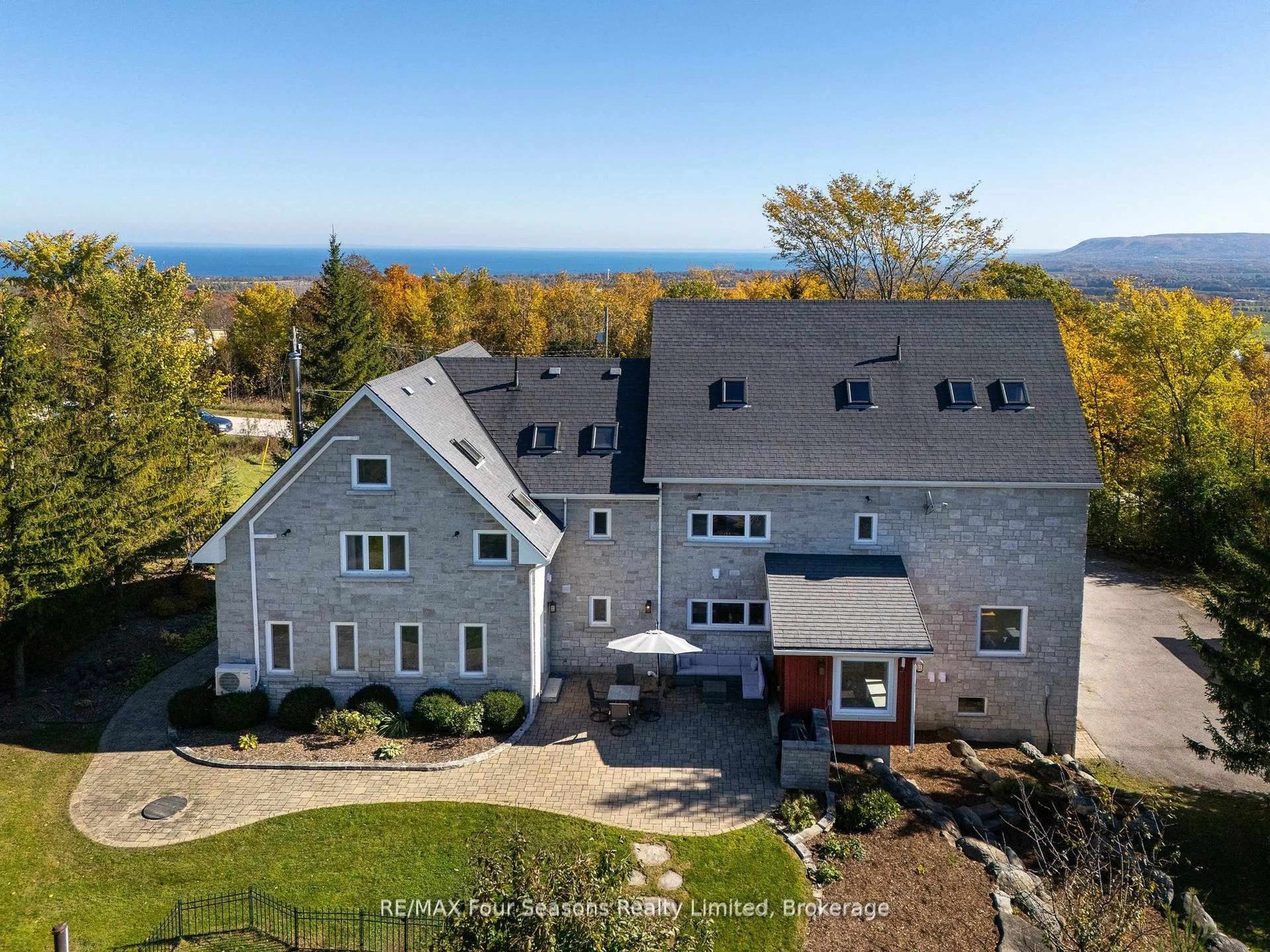 A pic from outside/outdoor area/front of a property/back of a property/a pic from drone, unknown for 124 Dinsmore St, Meaford Ontario N0H 2P0