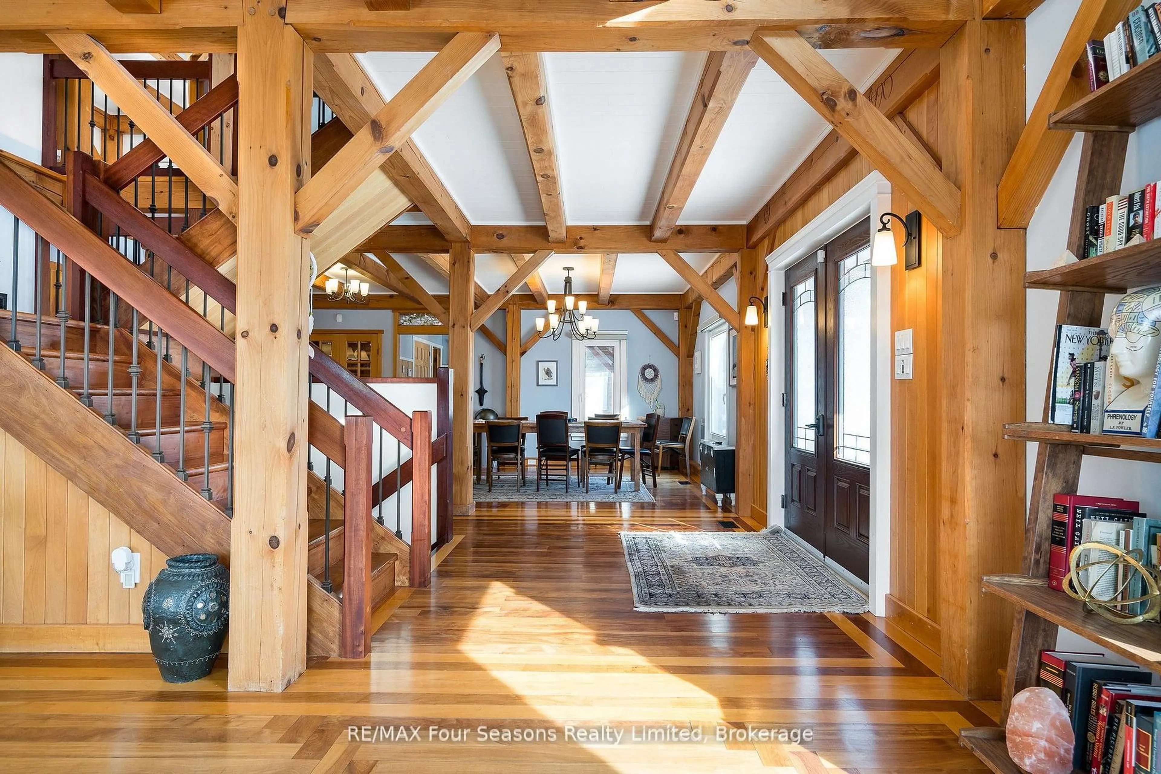 Indoor foyer for 124 Dinsmore St, Meaford Ontario N0H 2P0