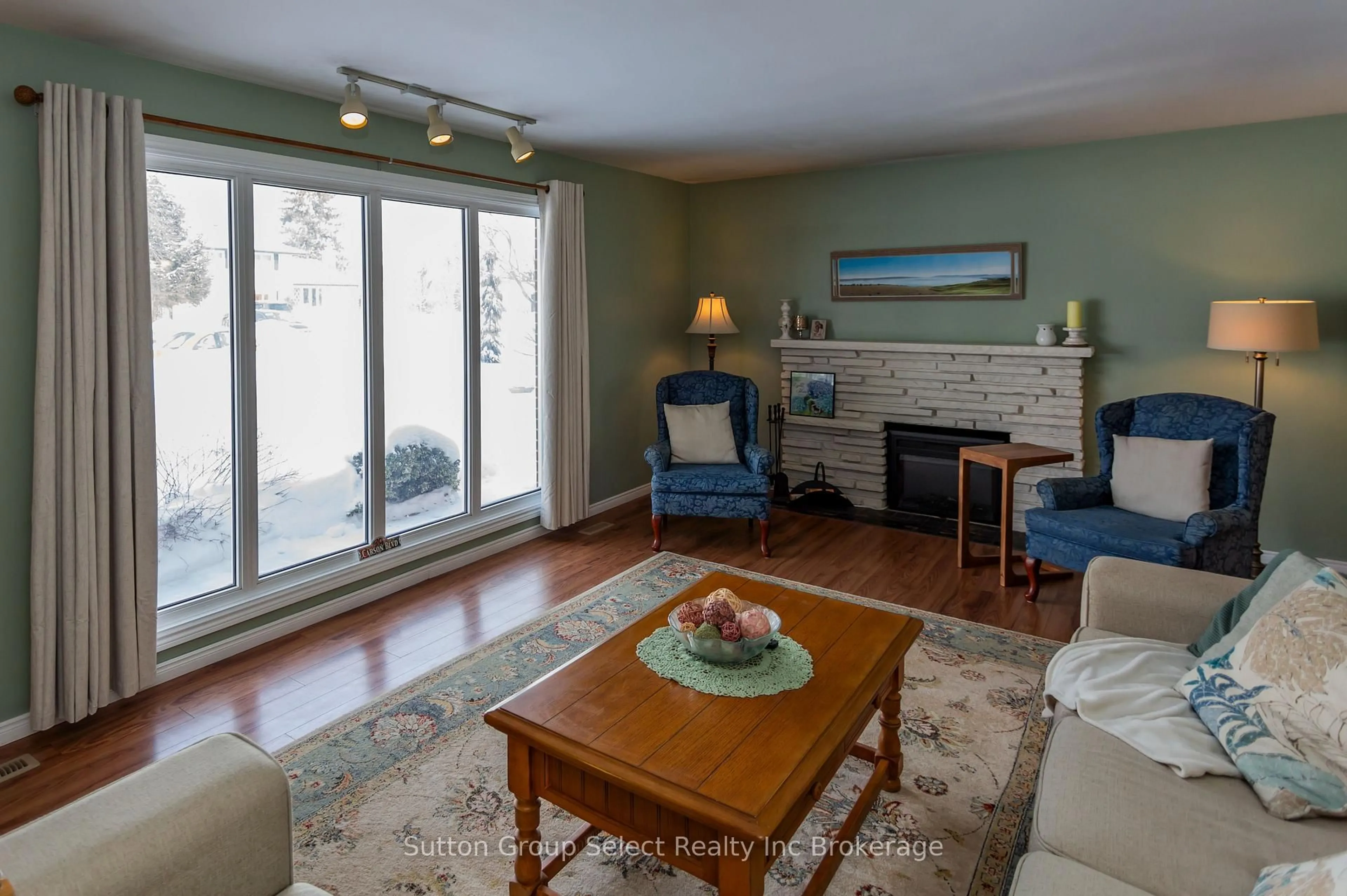 Living room with furniture, wood/laminate floor for 45 Northland Cres, Woodstock Ontario N4S 6T4