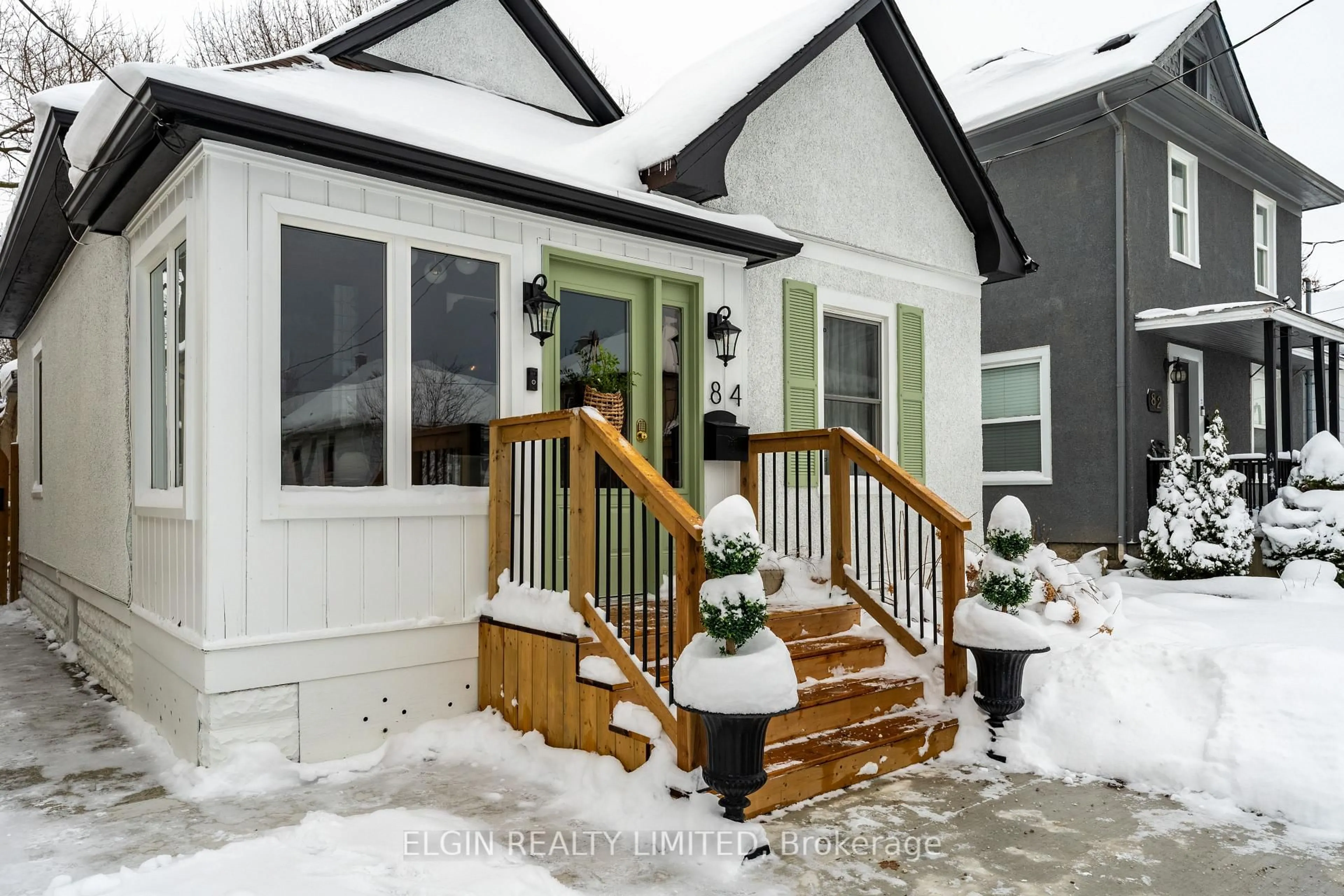 Indoor entryway for 84 Pleasant Ave, St. Catharines Ontario L2R 1Y1