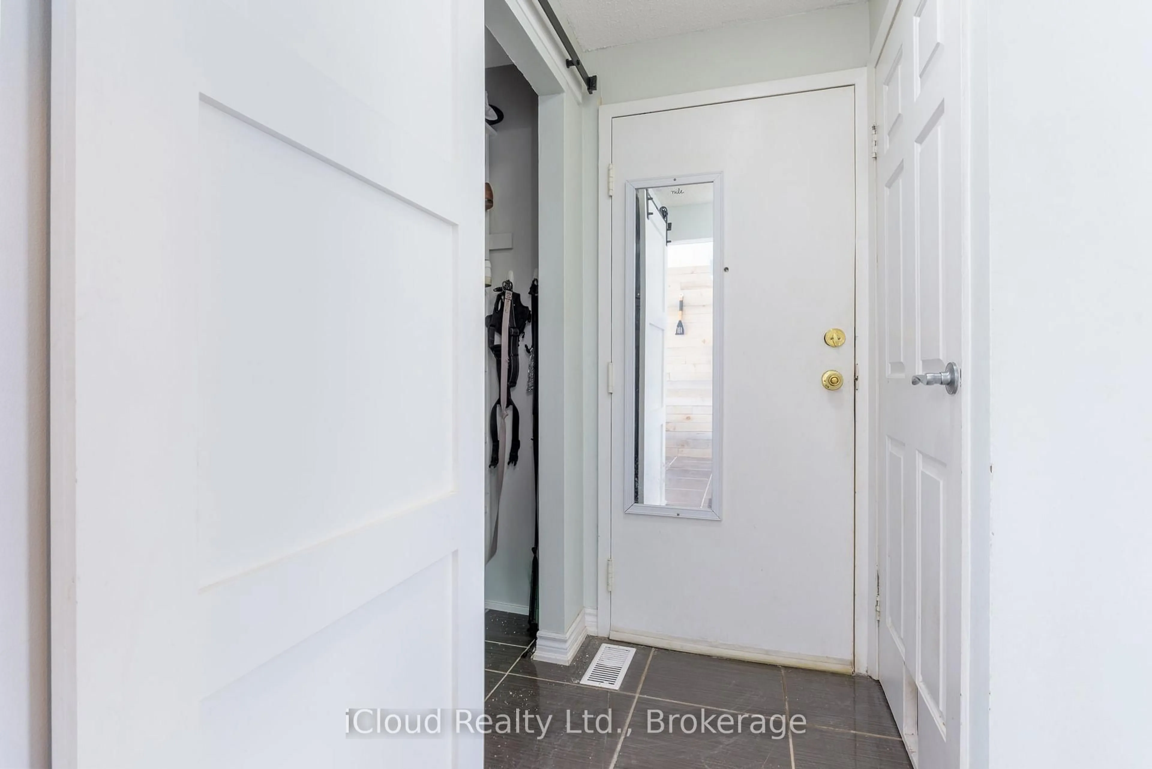 Indoor entryway for 40 Silvercreek Pkwy #1, Guelph Ontario N1H 7X5