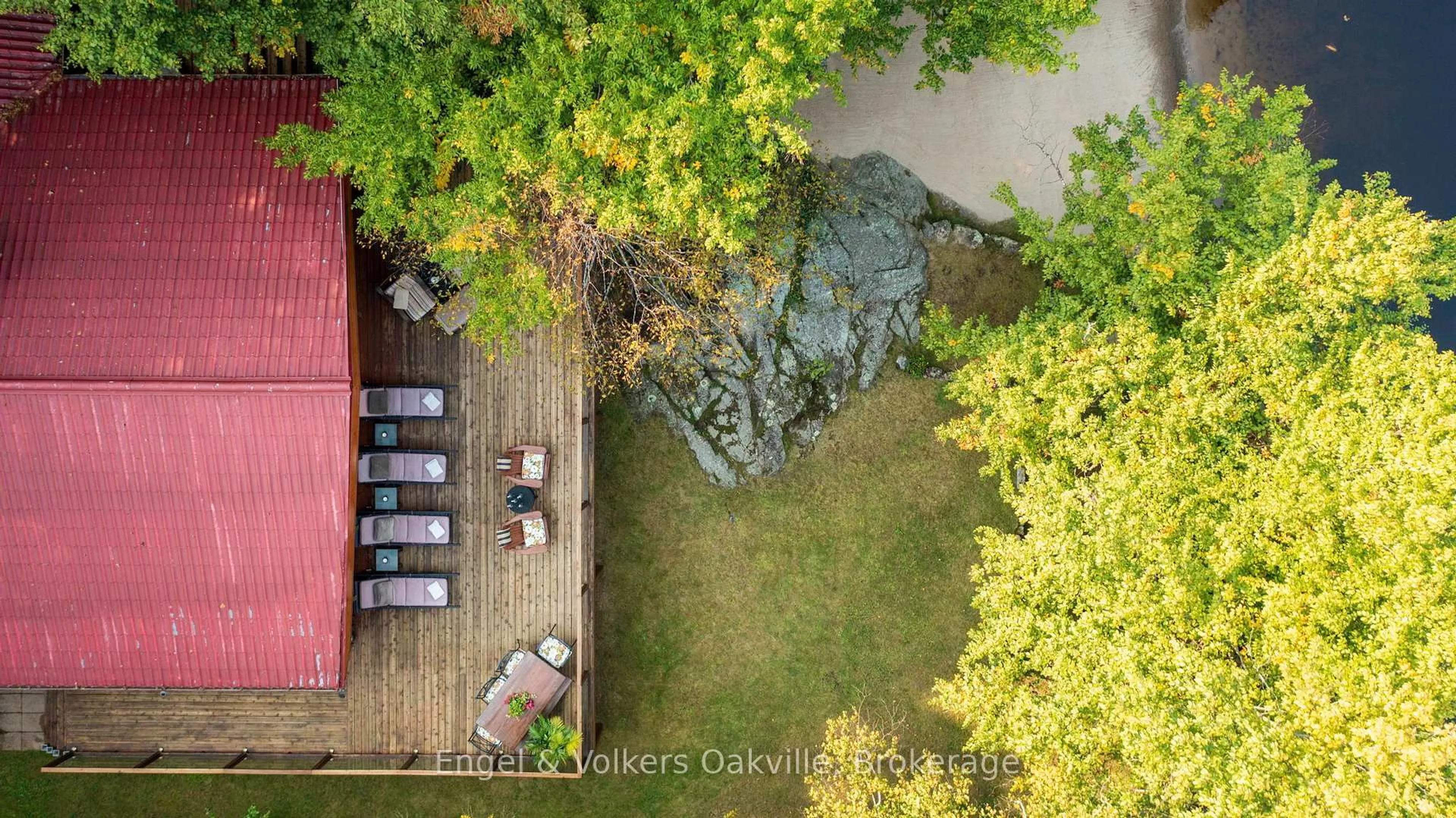 A pic from outside/outdoor area/front of a property/back of a property/a pic from drone, unknown for 87 Dayeo Dr, Georgian Bay Ontario P0C 1H0