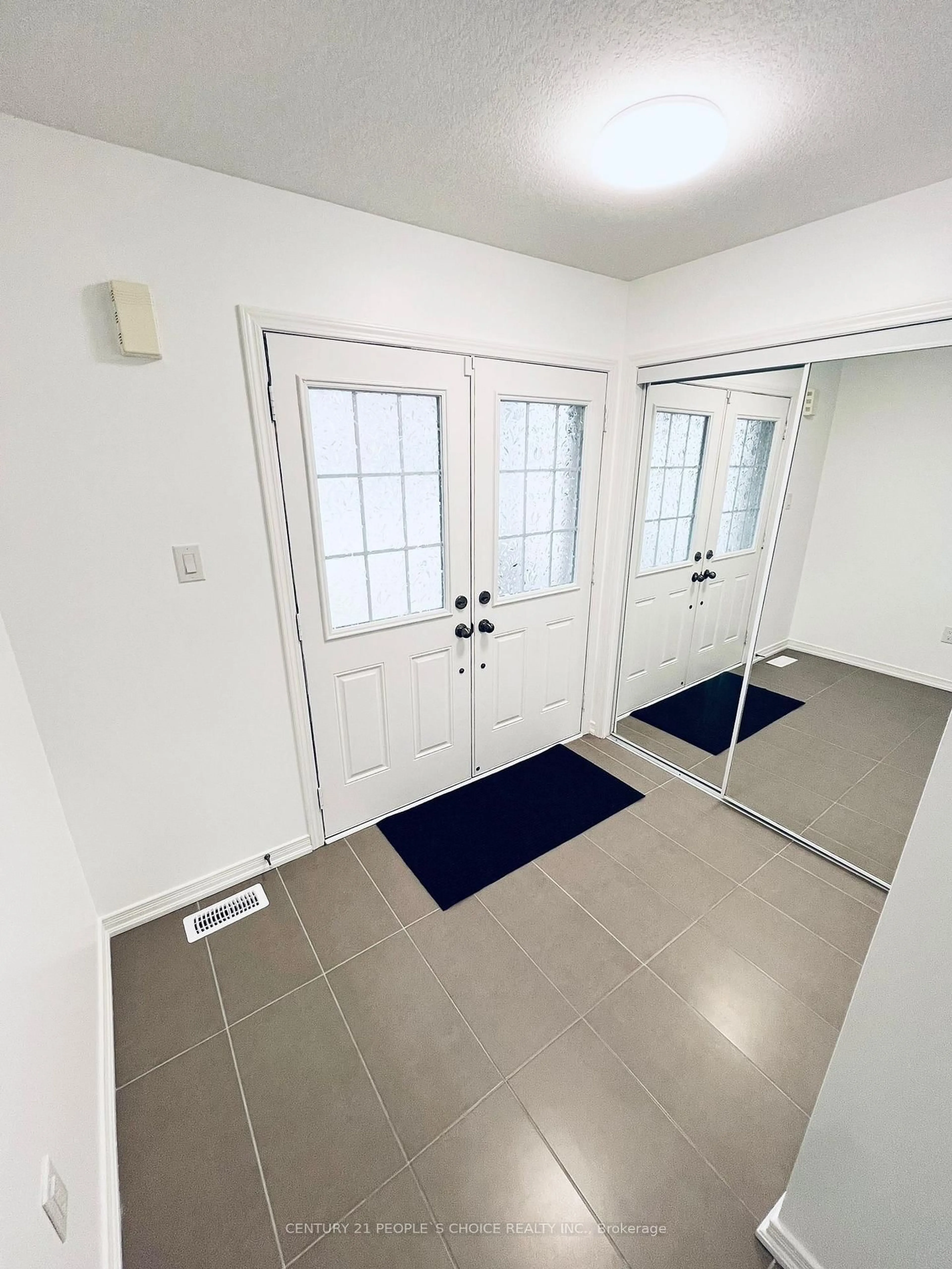 Indoor entryway for 7692 Sycamore Dr, Niagara Falls Ontario L2H 0N6