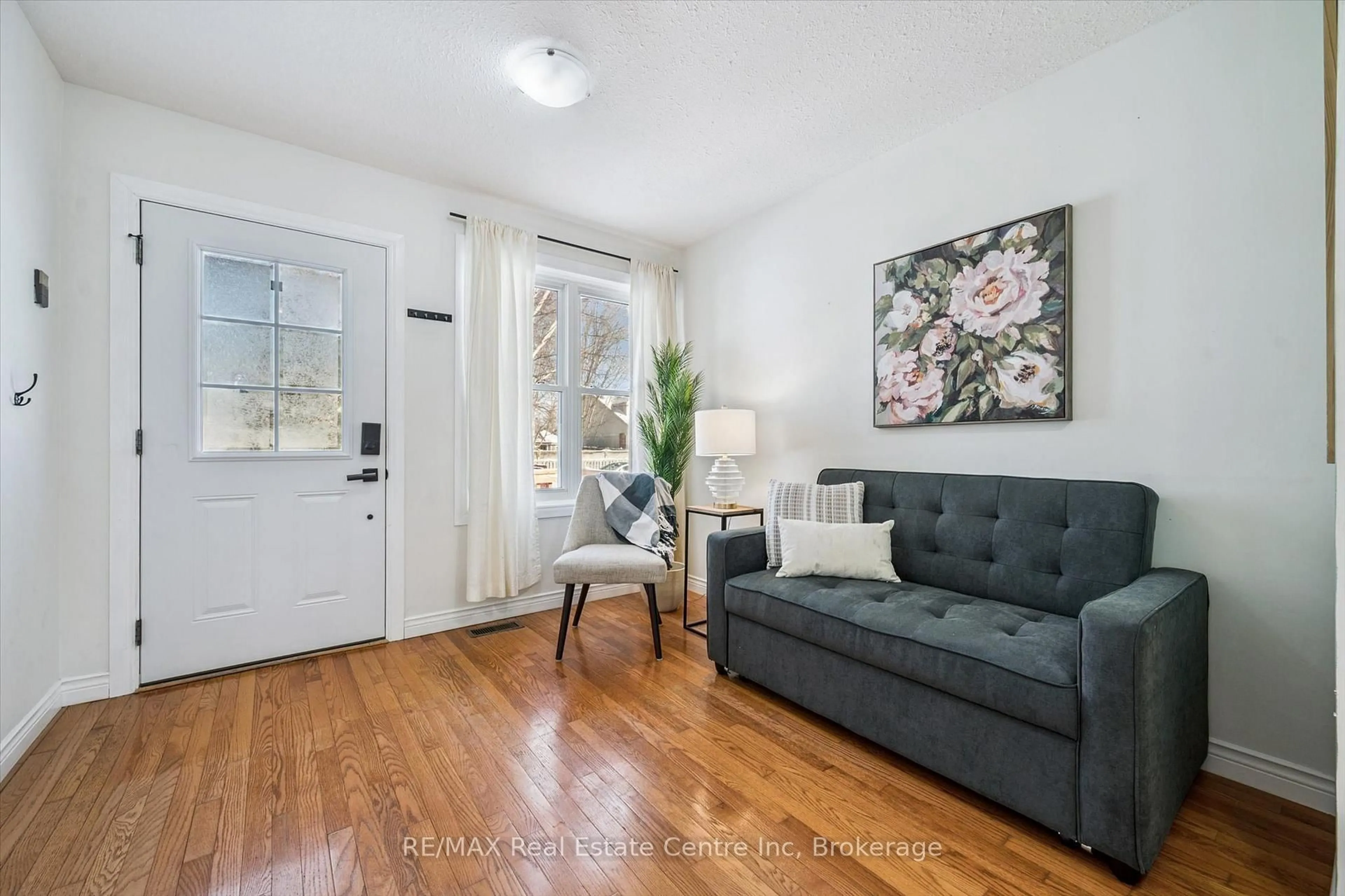 Living room with furniture, unknown for 527 McTavish St, Centre Wellington Ontario N1M 3P9