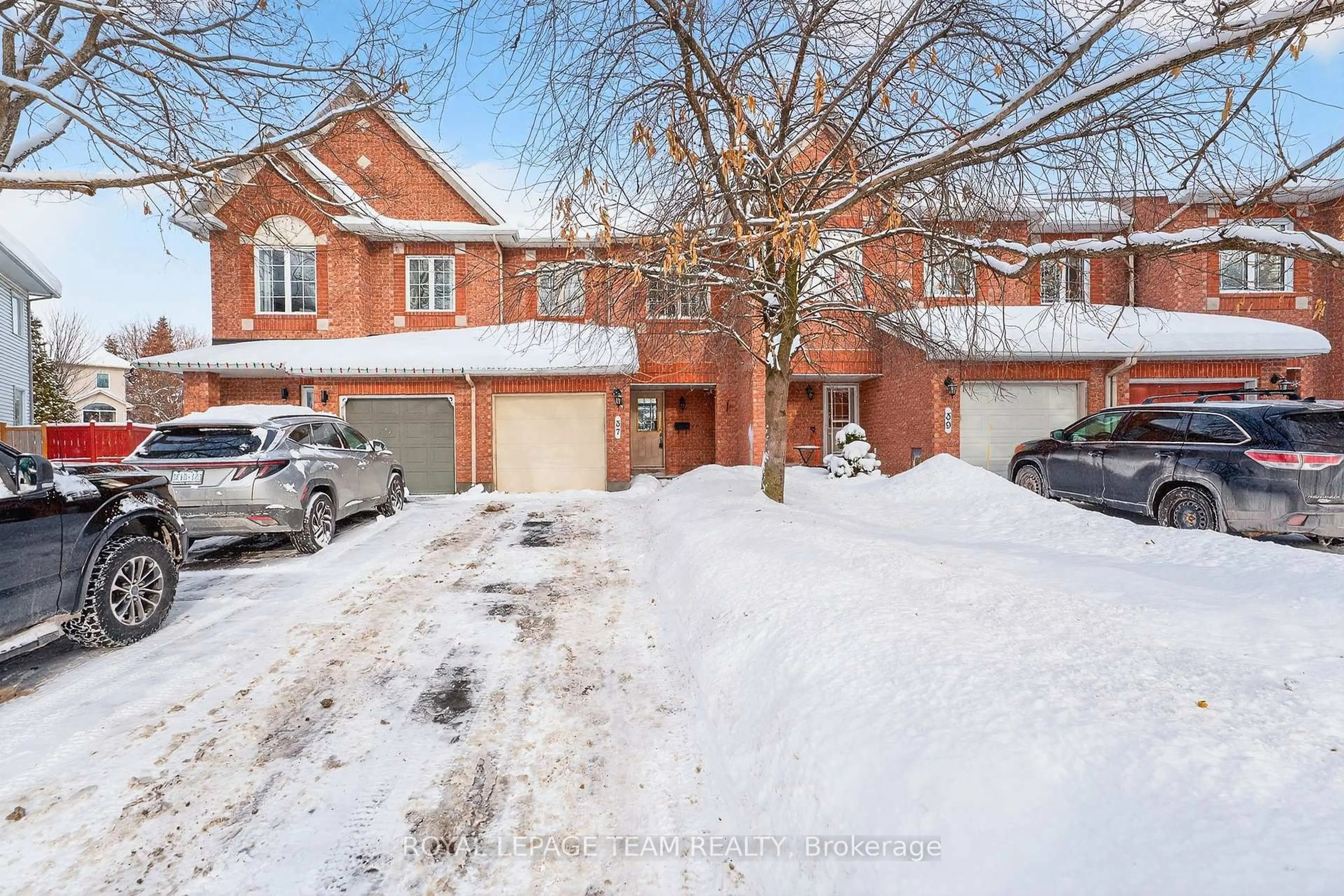 A pic from outside/outdoor area/front of a property/back of a property/a pic from drone, street for 37 Flowertree Cres, Kanata Ontario K2M 2R8